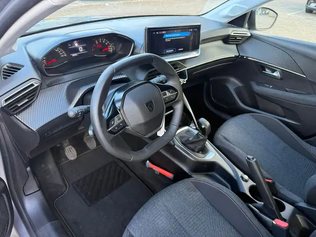 Peugeot 208 view 10