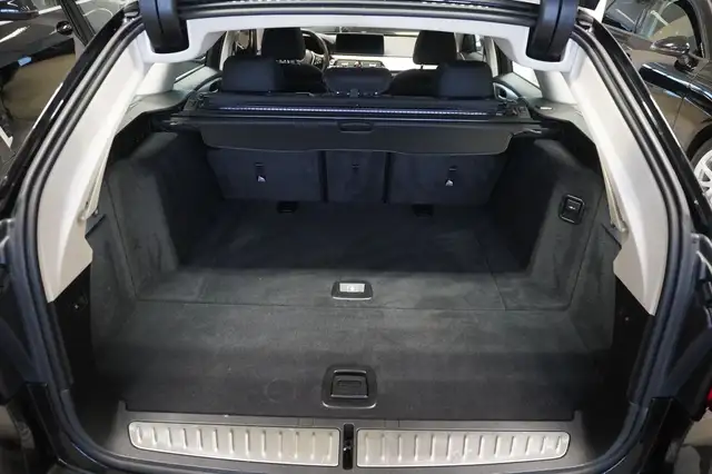 BMW 5 Series view 10