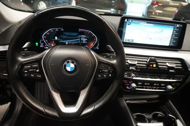 BMW 5 Series view 11