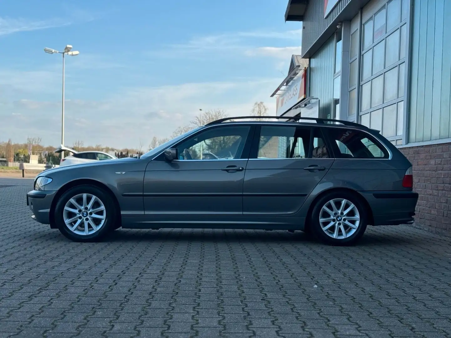 BMW 320 i Touring Edition Exclusive Special Edition Grau - 2