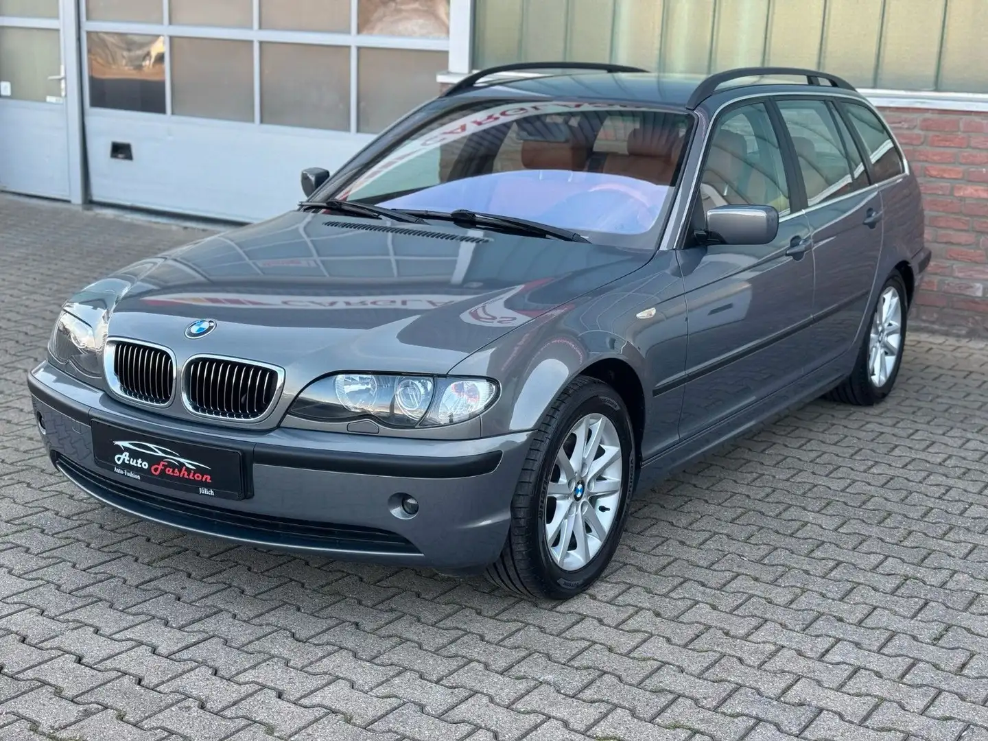 BMW 320 i Touring Edition Exclusive Special Edition Grau - 1