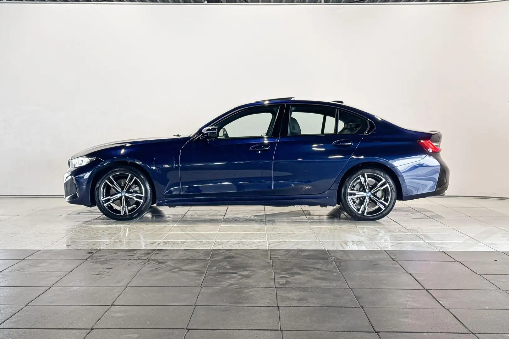 BMW 320 3 Serie Sedan 320e M Sportpakket Aut. Blauw - 2
