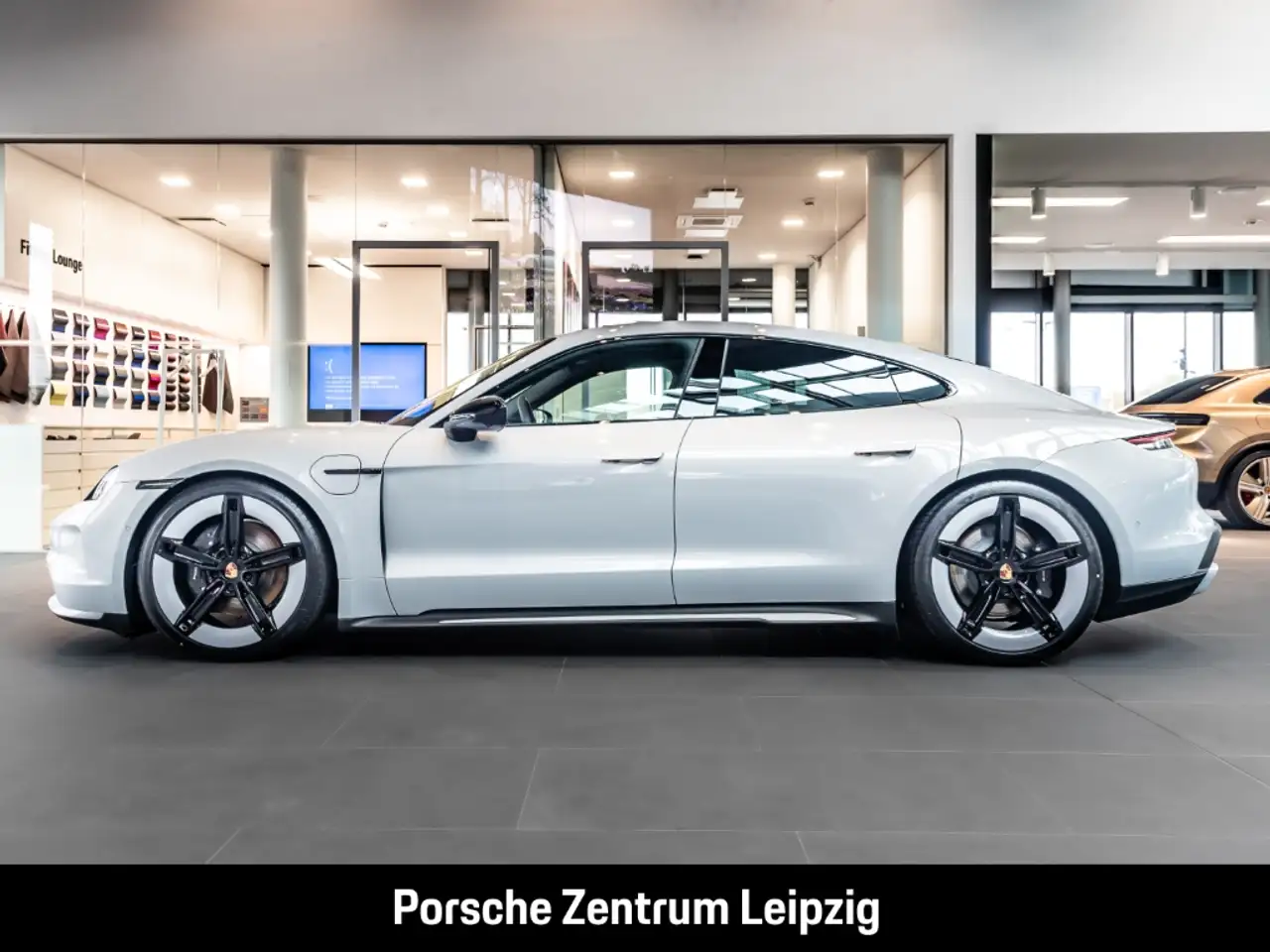 Porsche Taycan 4 Black Edition InnoDrive SoftClose Chrono 2
