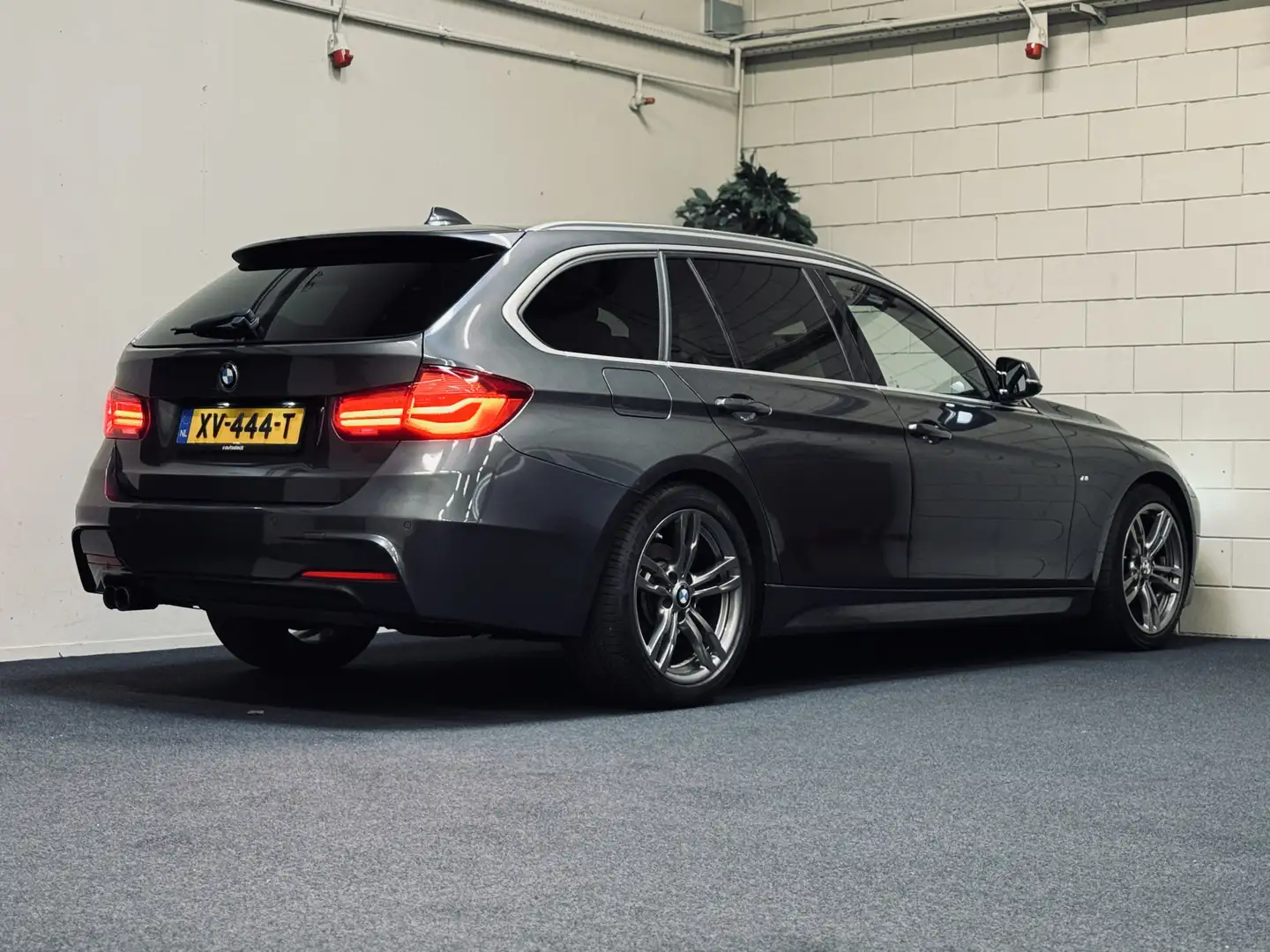 BMW 320 3-serie Touring 320i Edition M-Sport | Leder | Nav Grijs - 2