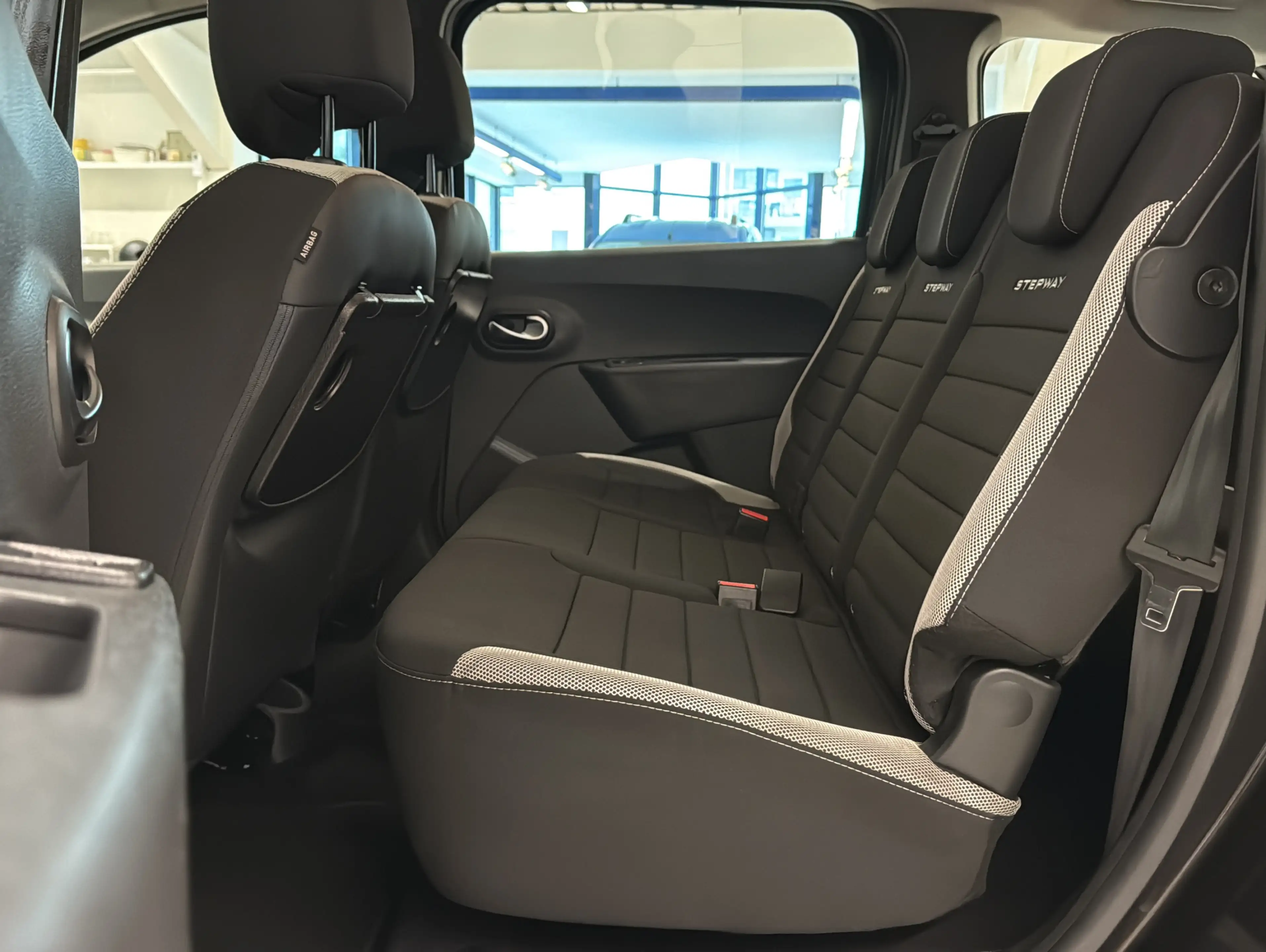 Dacia Lodgy 1.3 TCe 130 Stepway Plus 7-Sitzer — photo 12