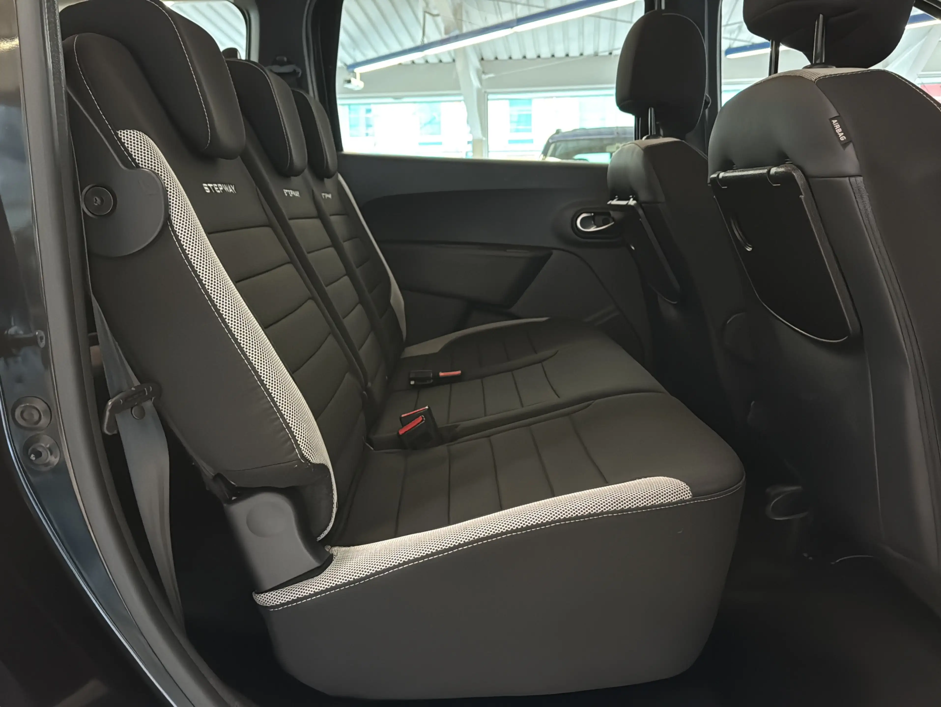 Dacia Lodgy 1.3 TCe 130 Stepway Plus 7-Sitzer — photo 14