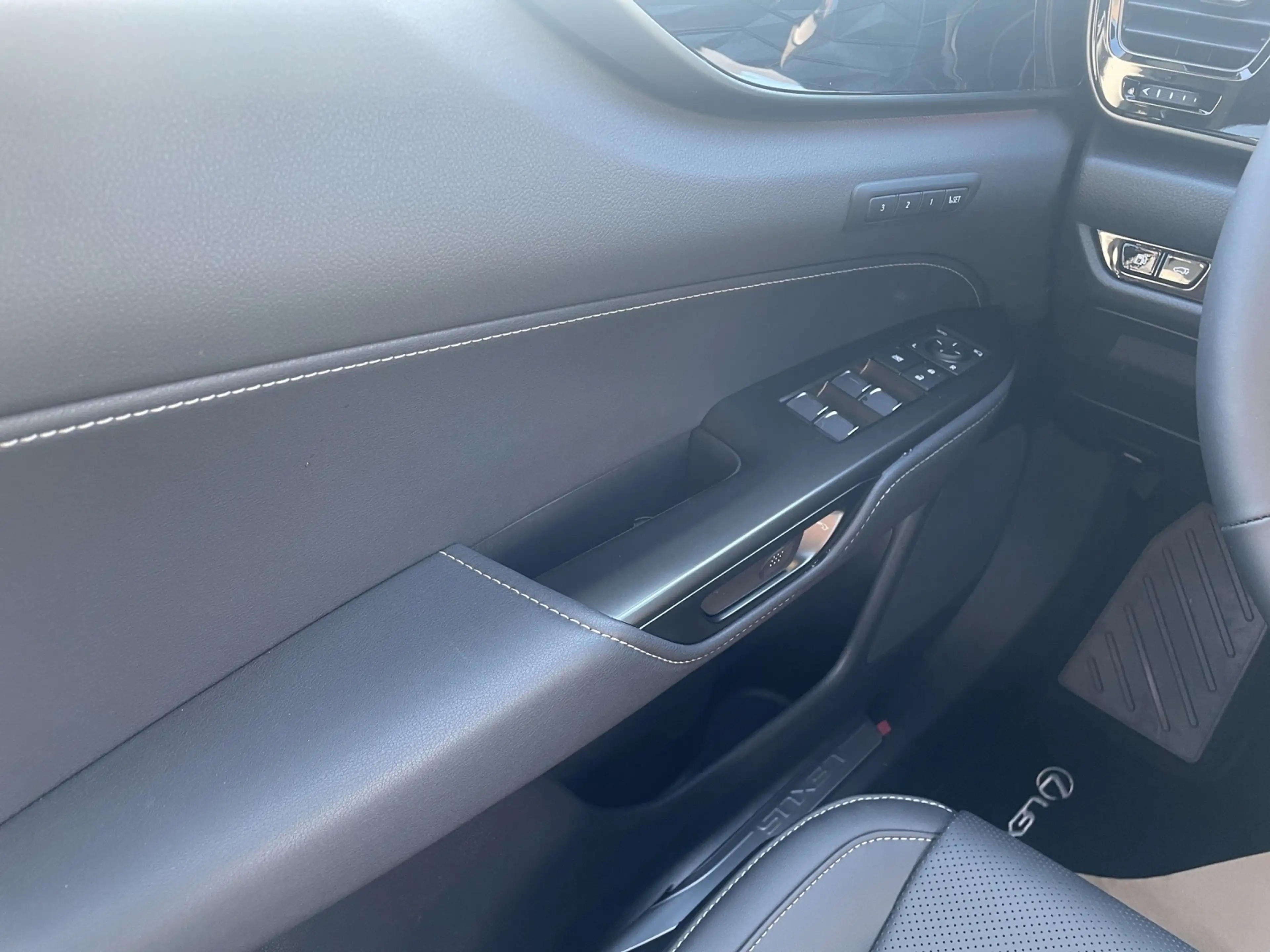 Lexus NX 450h+ + Executive Interieur+TechnoloP+360CAM+ — photo 12