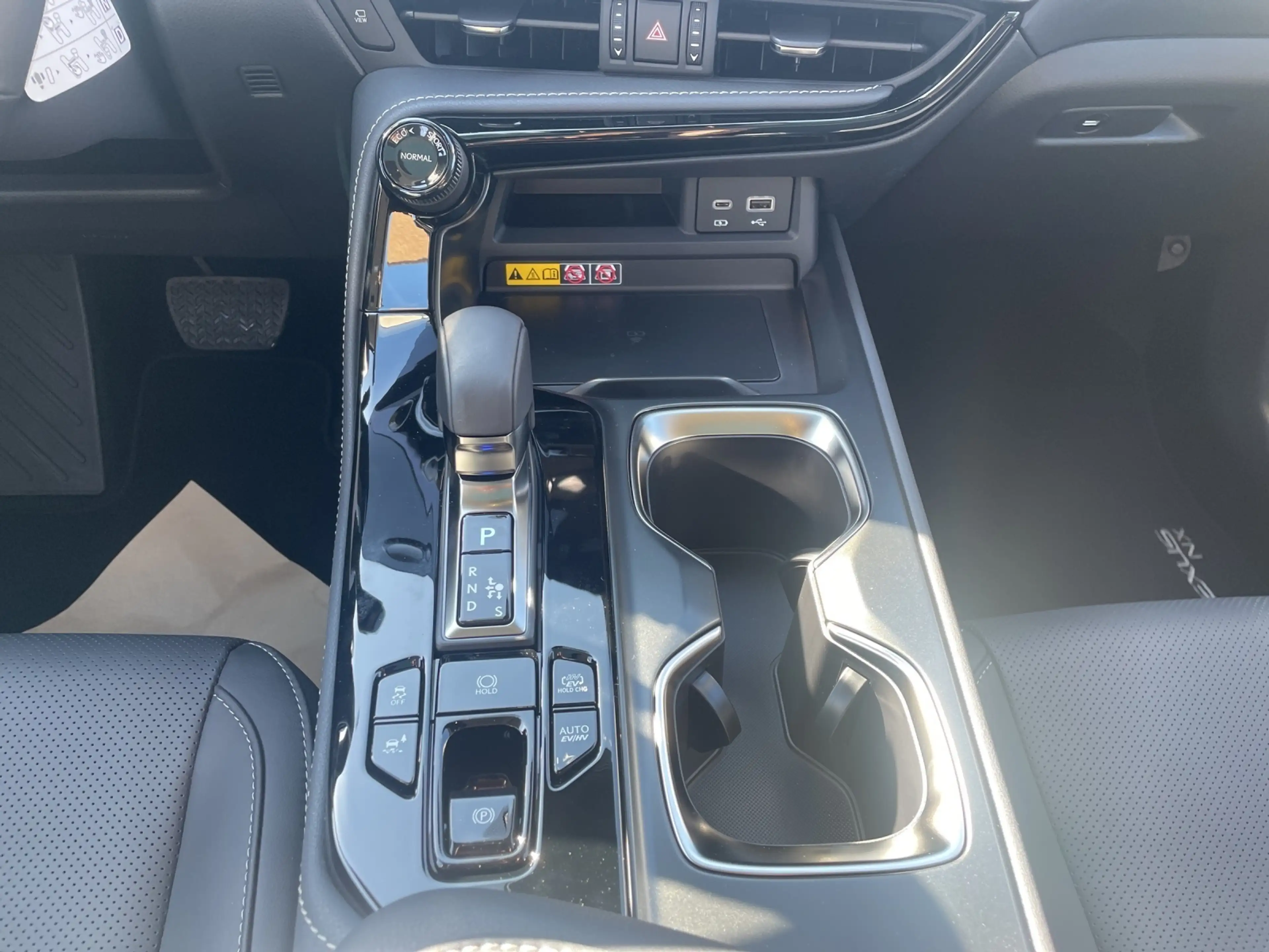 Lexus NX 450h+ + Executive Interieur+TechnoloP+360CAM+ — photo 14