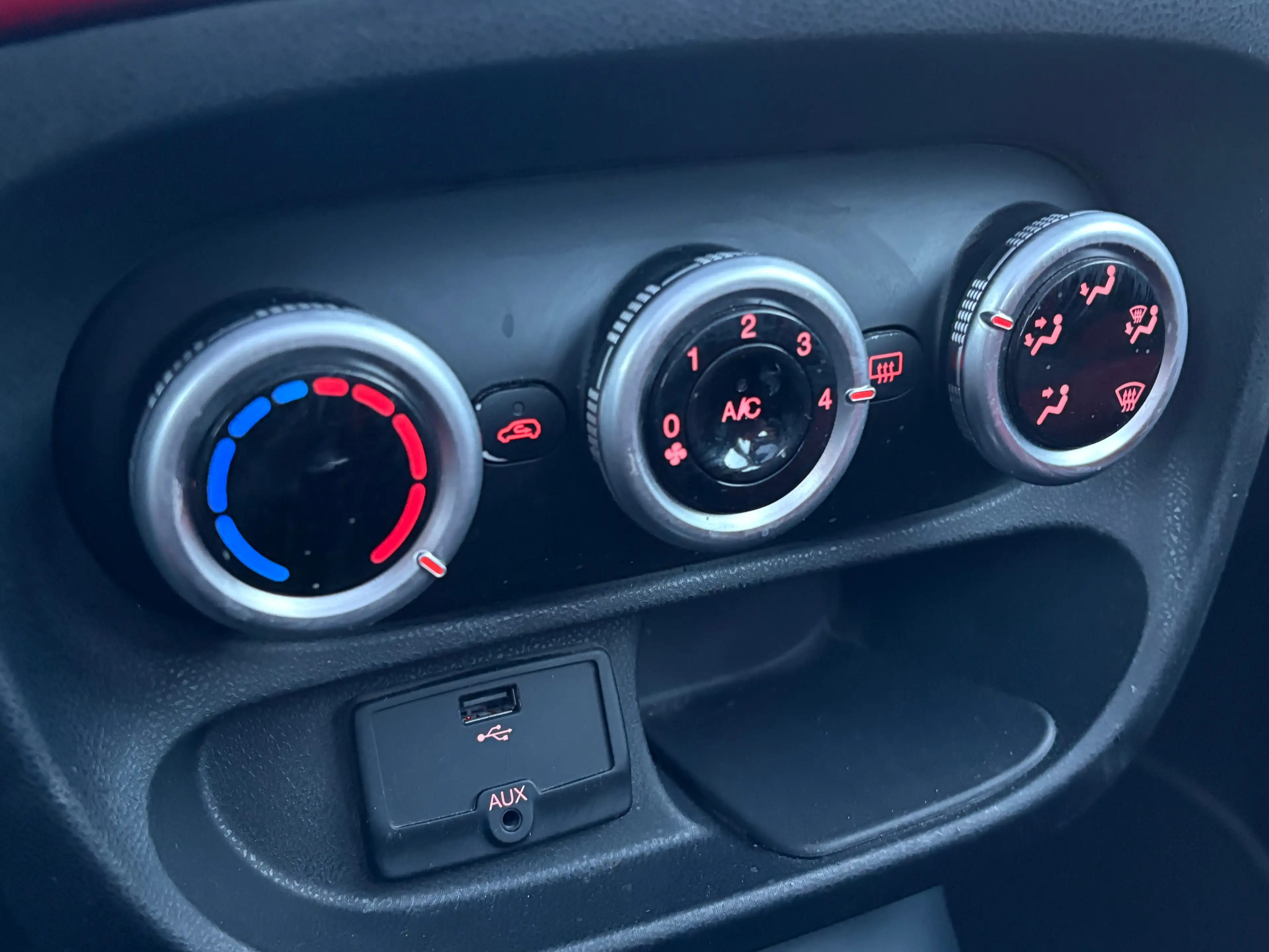 Fiat 500L 500L 1.4i_TOIT OUVR_CLIM_JANTES_BLUETOOTH — photo 10