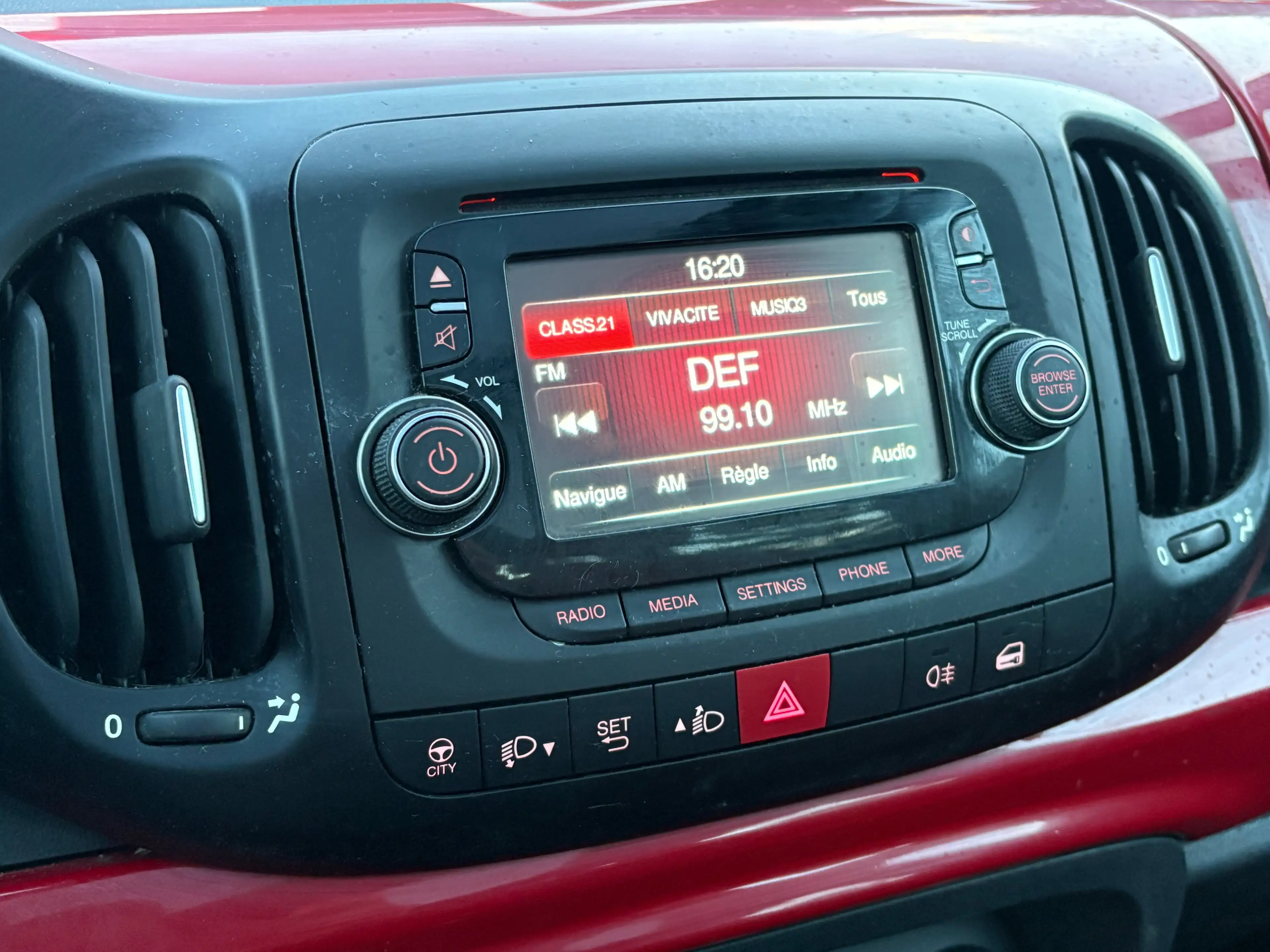 Fiat 500L 500L 1.4i_TOIT OUVR_CLIM_JANTES_BLUETOOTH — photo 9