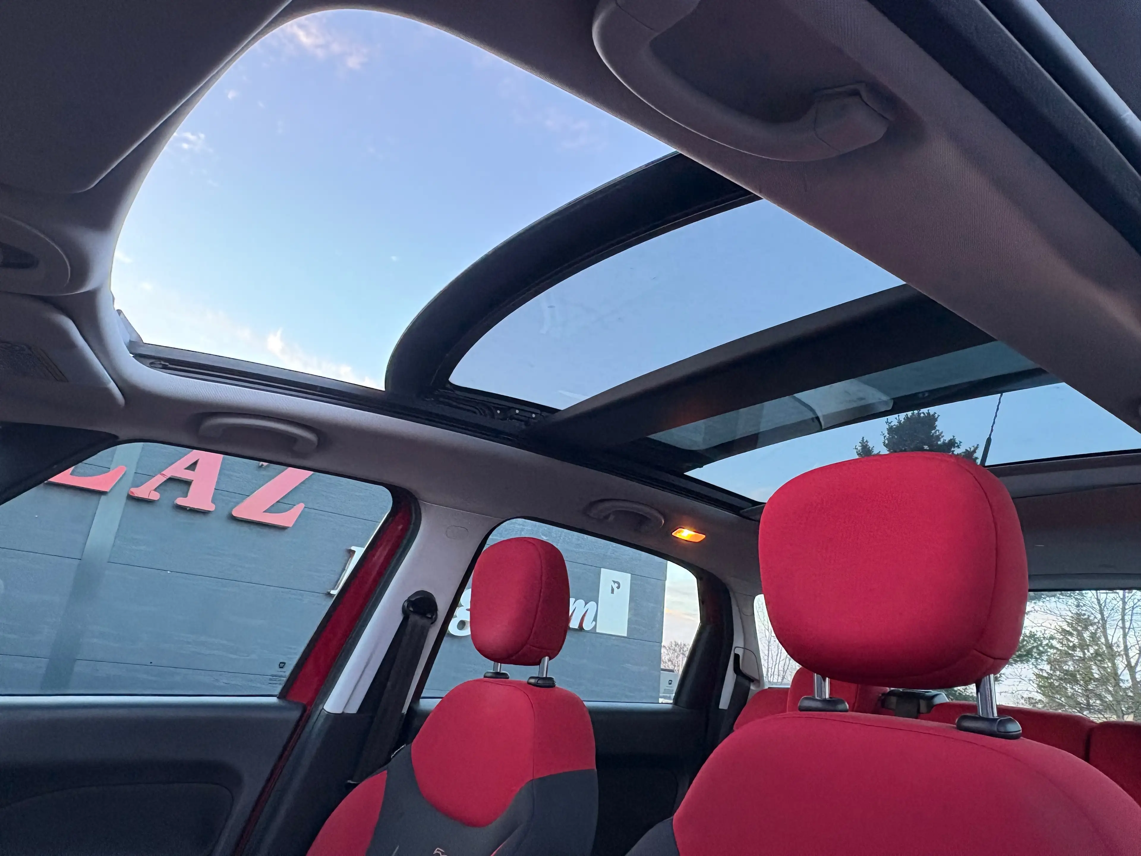 Fiat 500L 500L 1.4i_TOIT OUVR_CLIM_JANTES_BLUETOOTH — photo 11