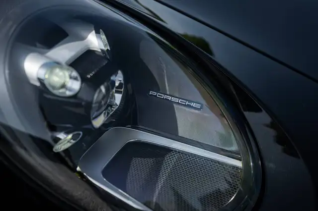 Porsche 911 view 6
