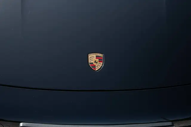 Porsche 911 view 7