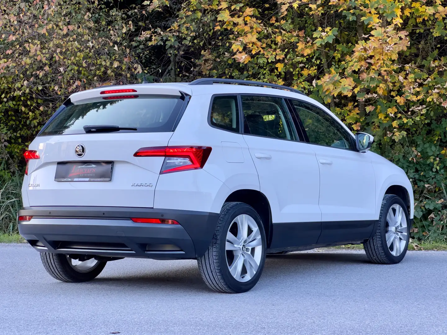 Skoda Karoq Ambition ANHÄNGERKUPPLUNG*AUTOMATIK*SITZhEIZUNG Weiß - 2