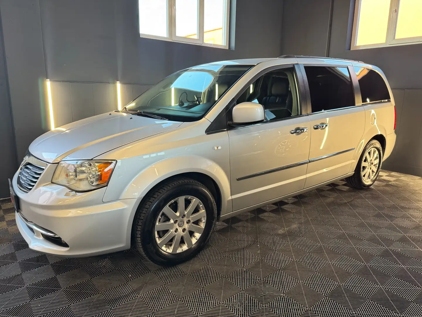 Lancia Voyager Gold 2.8 CRD Automatik 7-Sitzer/Leder/8-fach/VOLL Silber - 2