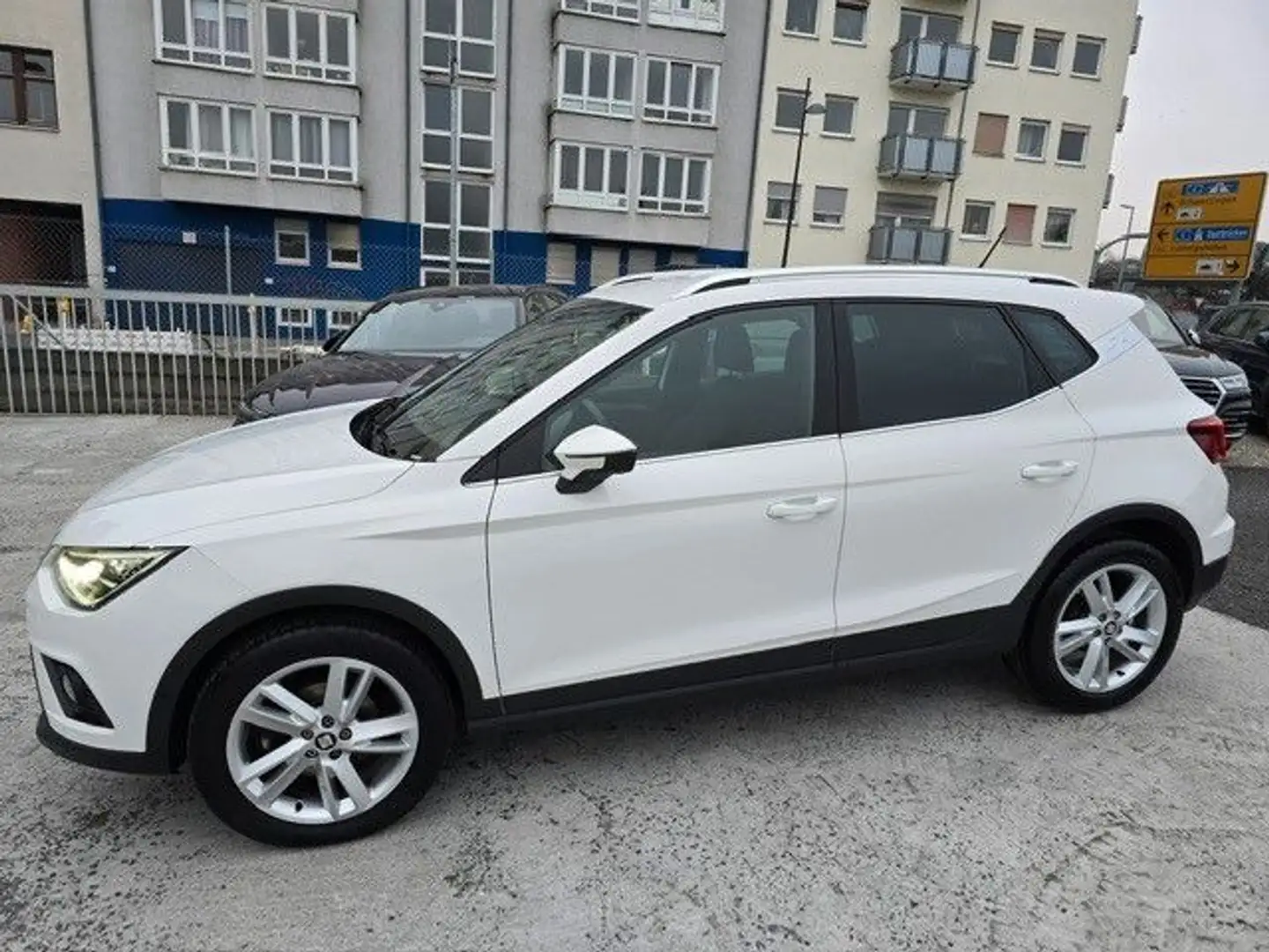 SEAT Arona FR 1,0 TSI PARKPILOT*NAVI*LED Weiß - 1