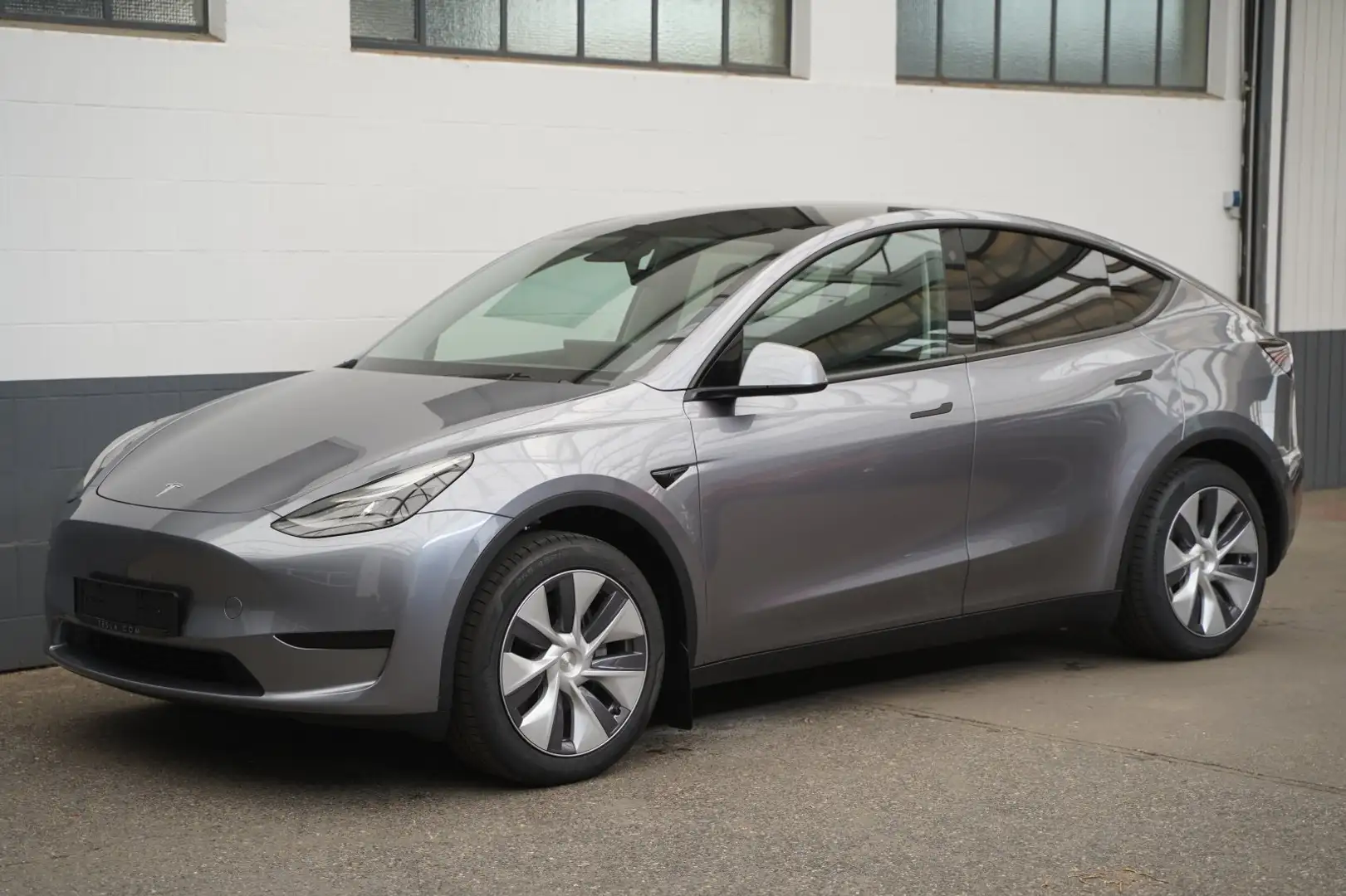 Tesla Model Y Long Range RWD *HW4*1. Hand Silber - 1