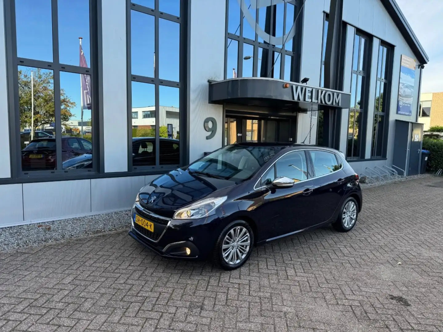 Peugeot 208 1.2PureTech Allure, Navi, Climatcntrl, Cruisecntrl Bleu - 1