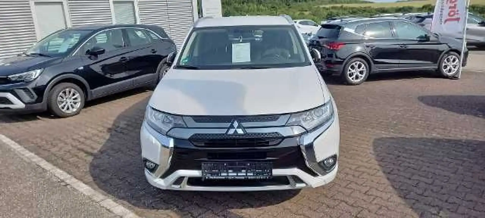 Mitsubishi Outlander 2,4 PHEV BASIS Spirit, Klima,4WD,Navi Weiß - 2