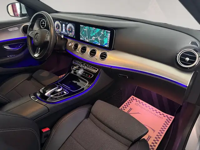 Mercedes-Benz 220 view 15
