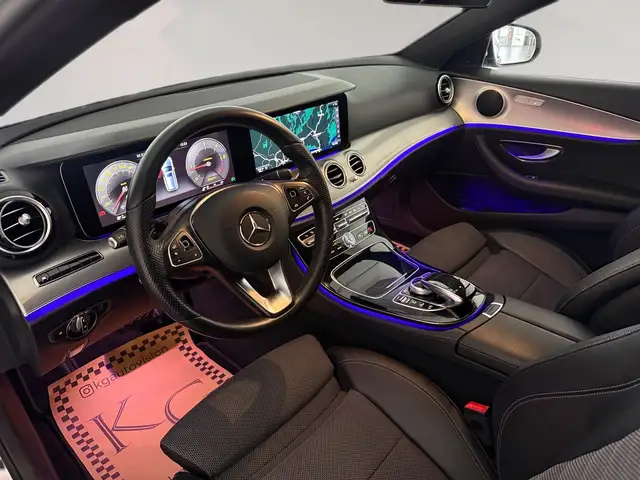 Mercedes-Benz 220 view 14