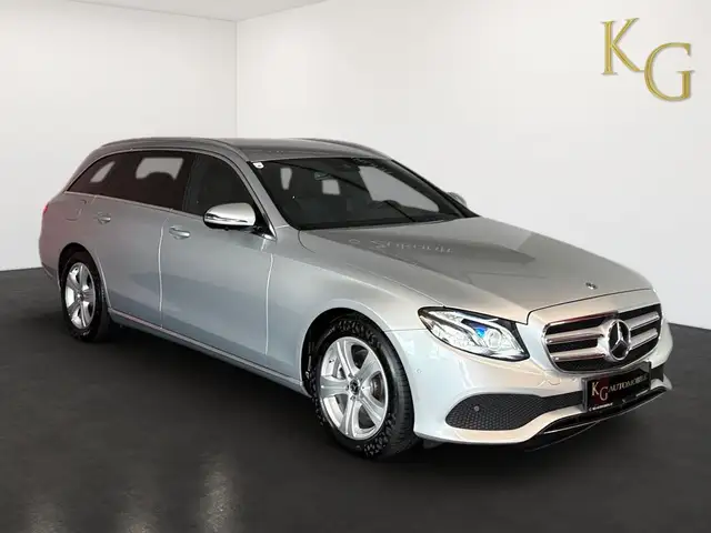 Mercedes-Benz 220 view 10