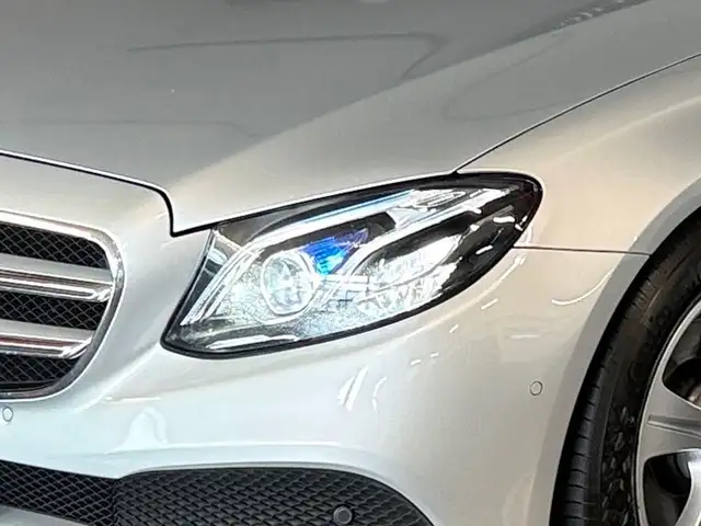 Mercedes-Benz 220 view 12
