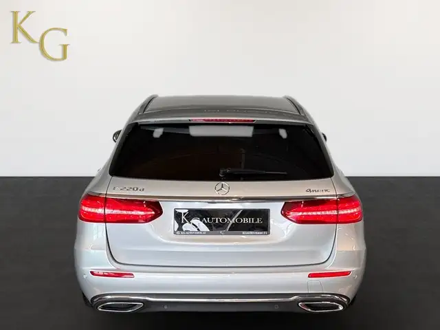 Mercedes-Benz 220 view 6