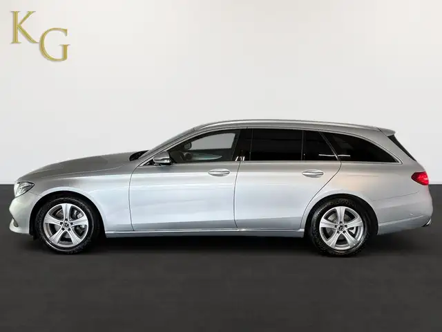 Mercedes-Benz 220 view 3