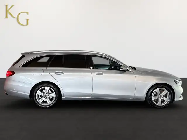 Mercedes-Benz 220 view 8