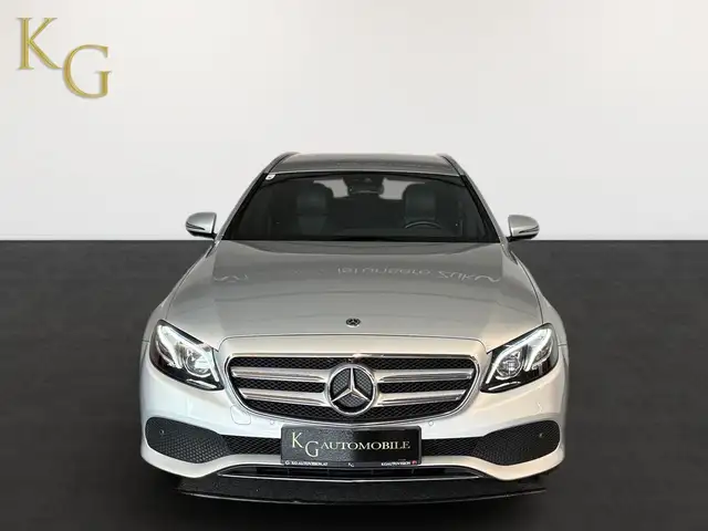 Mercedes-Benz 220 view 11