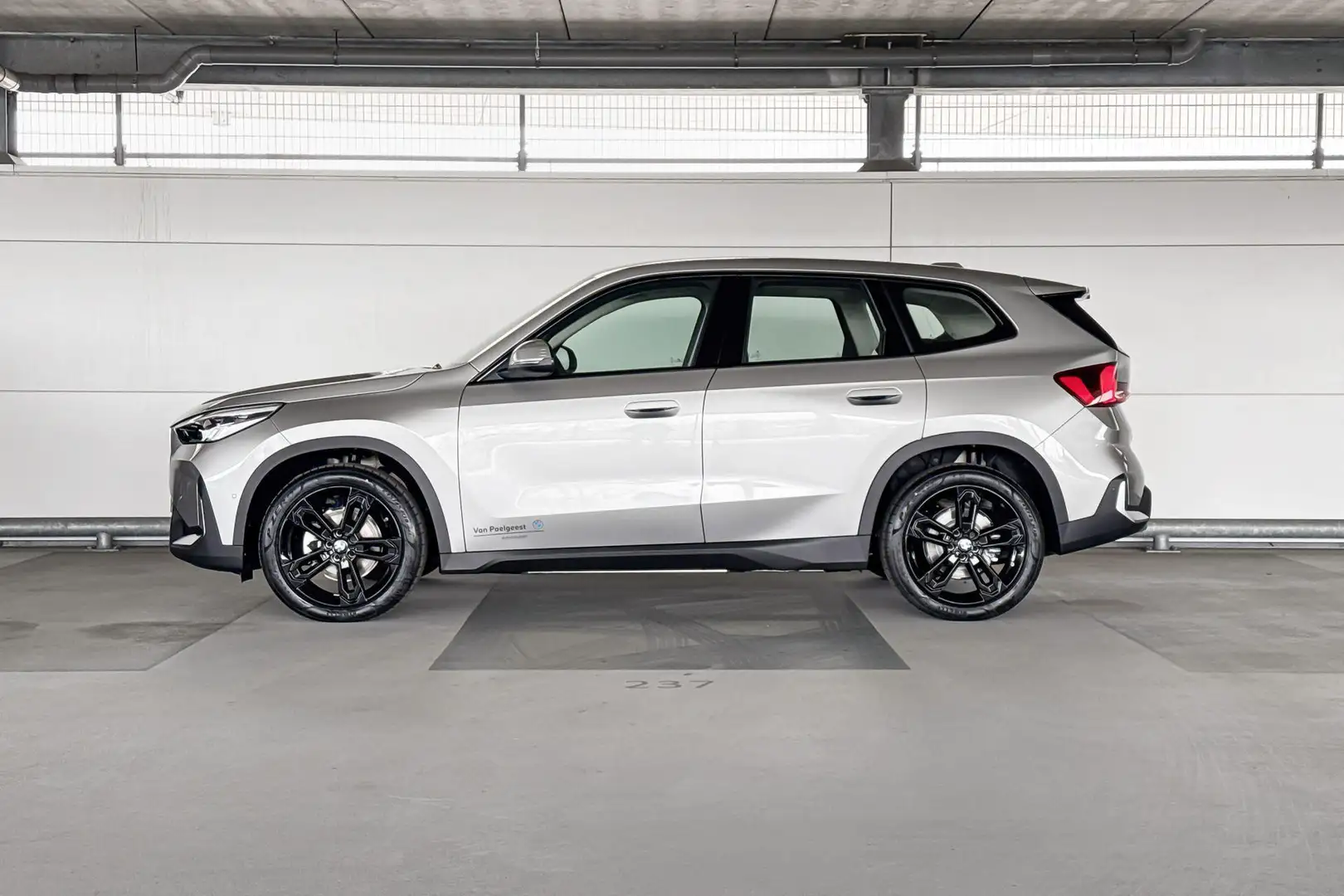 BMW iX1 eDrive20 Essential Edition 67 kWh Grijs - 2