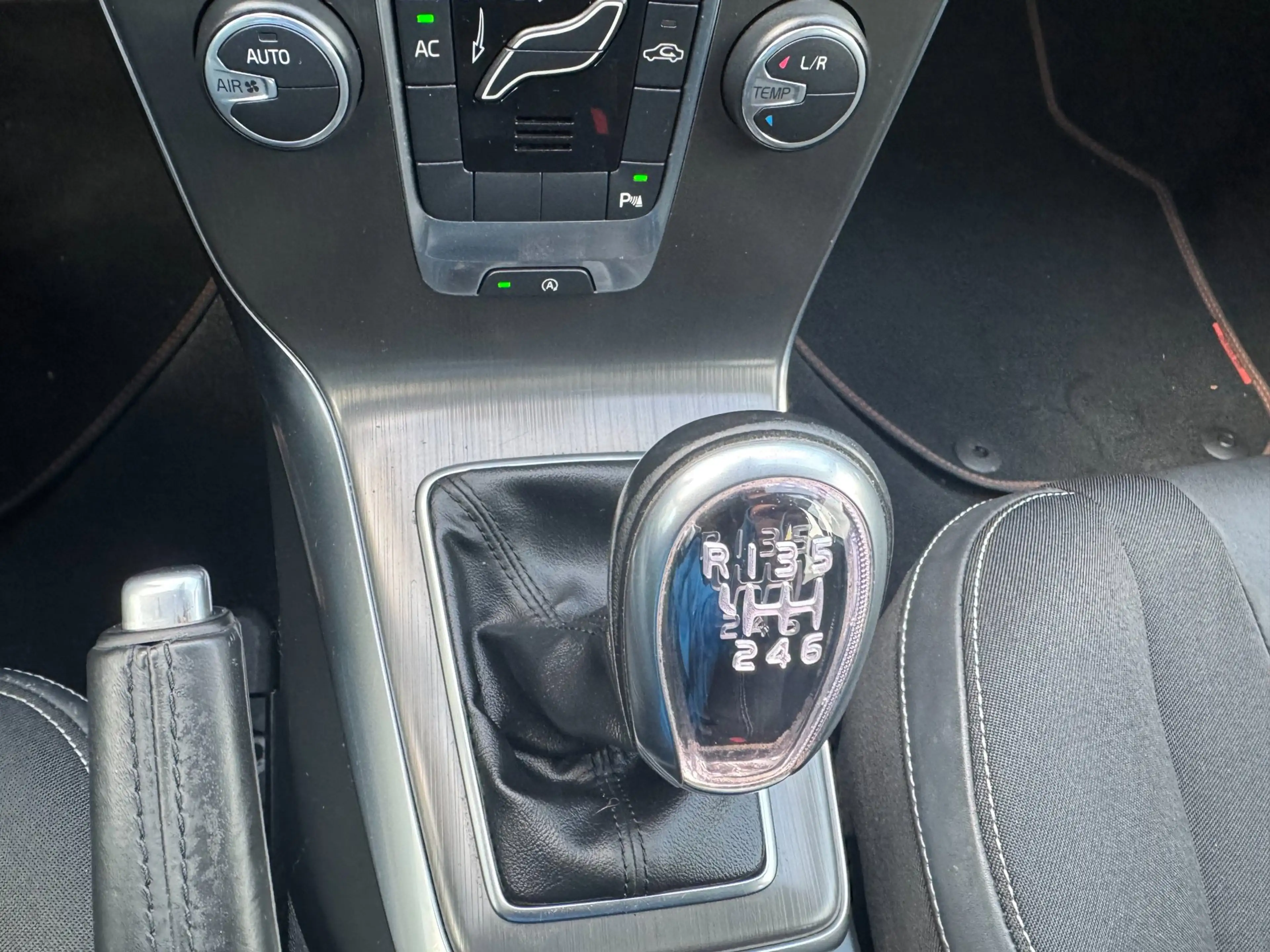 Volvo V40 1.6 T2 Summum — photo 14