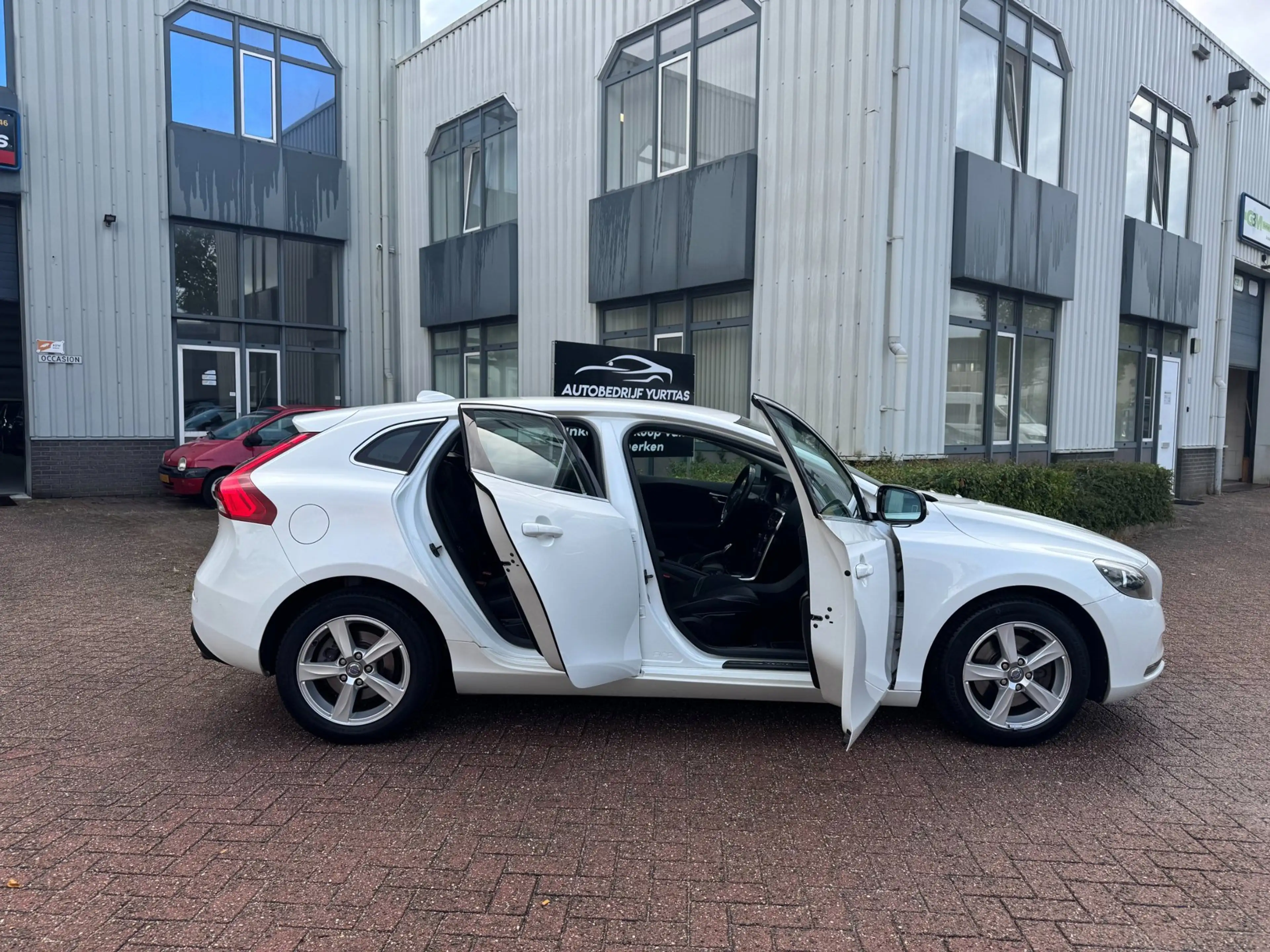 Volvo V40 1.6 T2 Summum — photo 6