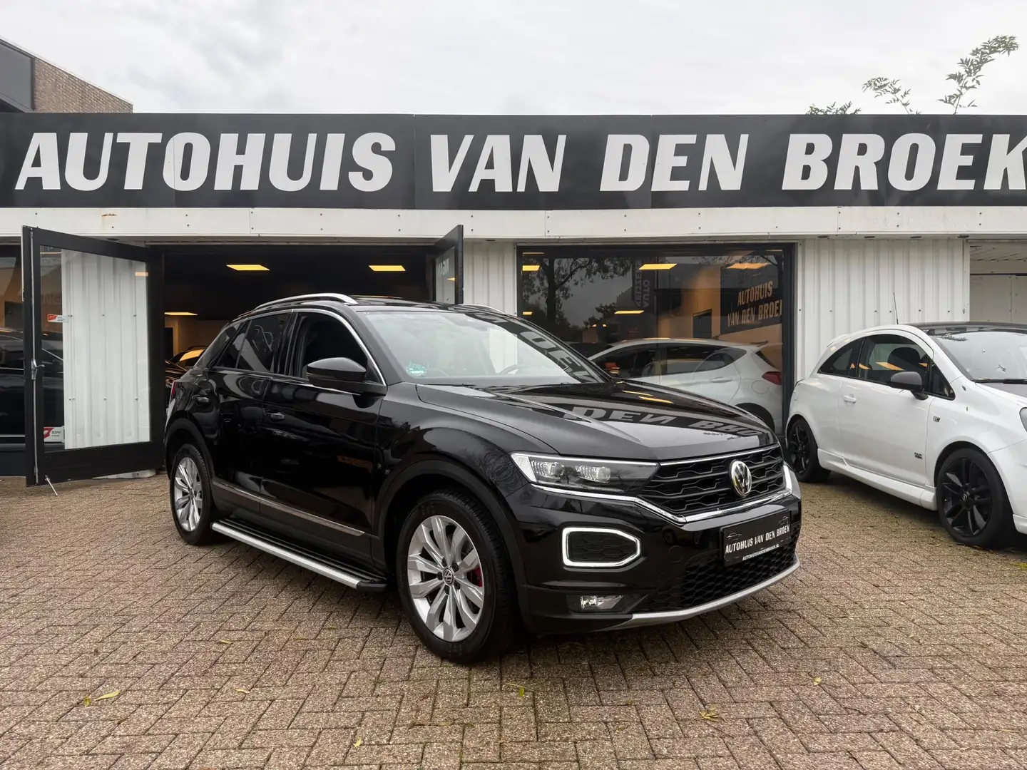 Volkswagen T-Roc 1.5 TSI R-Line 150Pk Dsg|Pano|Led|Clima|Stoelverw| Zwart - 1