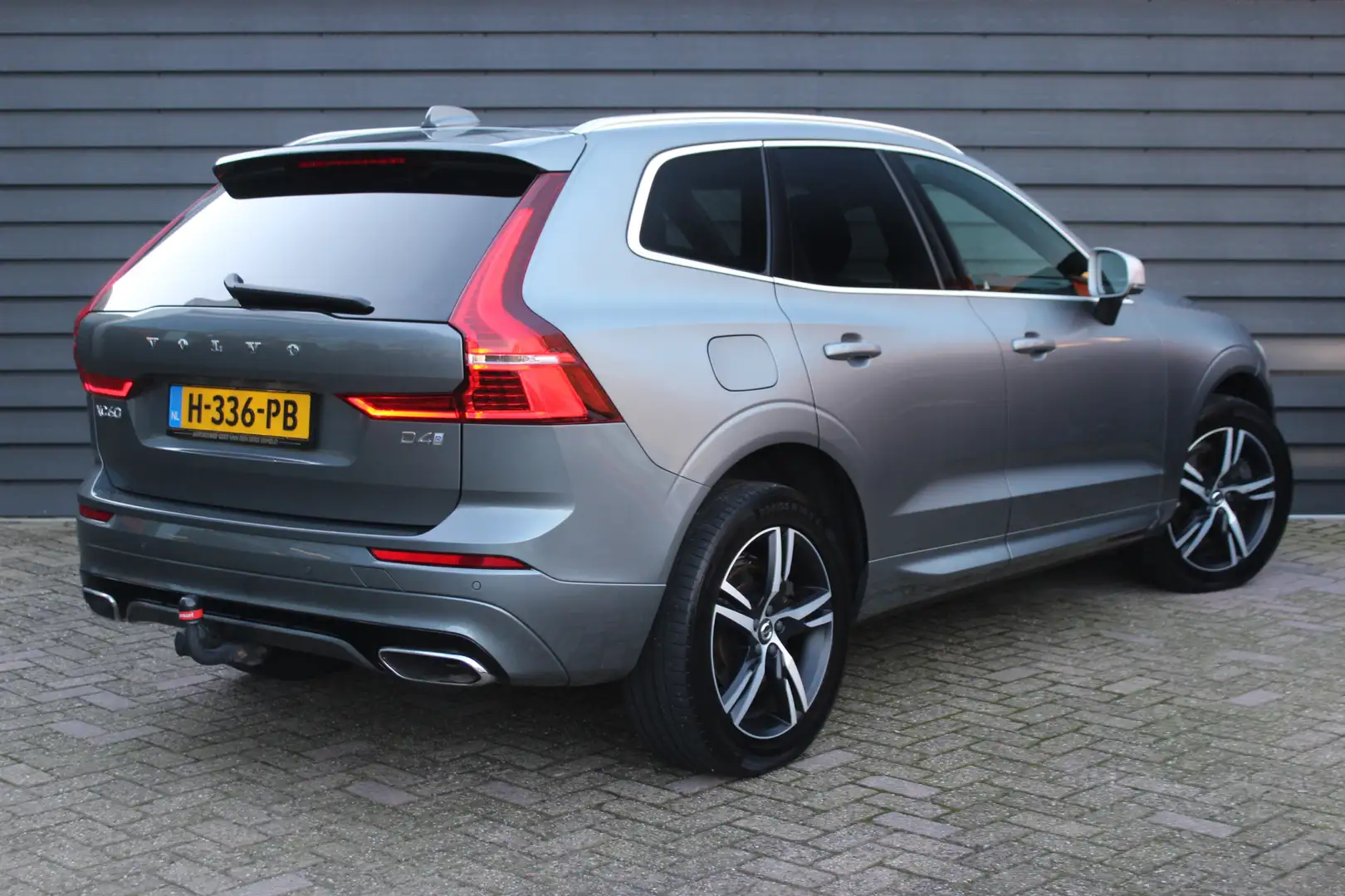 Volvo XC60 2.0 D4 R-Design - TREKHAAK - CARPLAY - KEYLESS - M Gris - 2