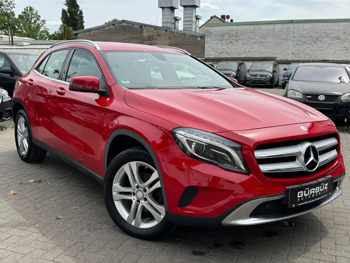Mercedes-Benz GLA 200 d Urban Automatik*BiXenon*Tleder*PTS Красный - 1