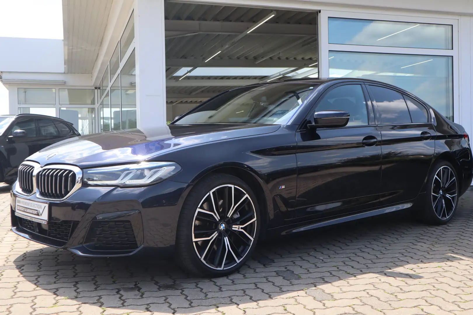 BMW 540 i xDrive Limousine M Sportpaket Head-Up DAB Zwart - 1