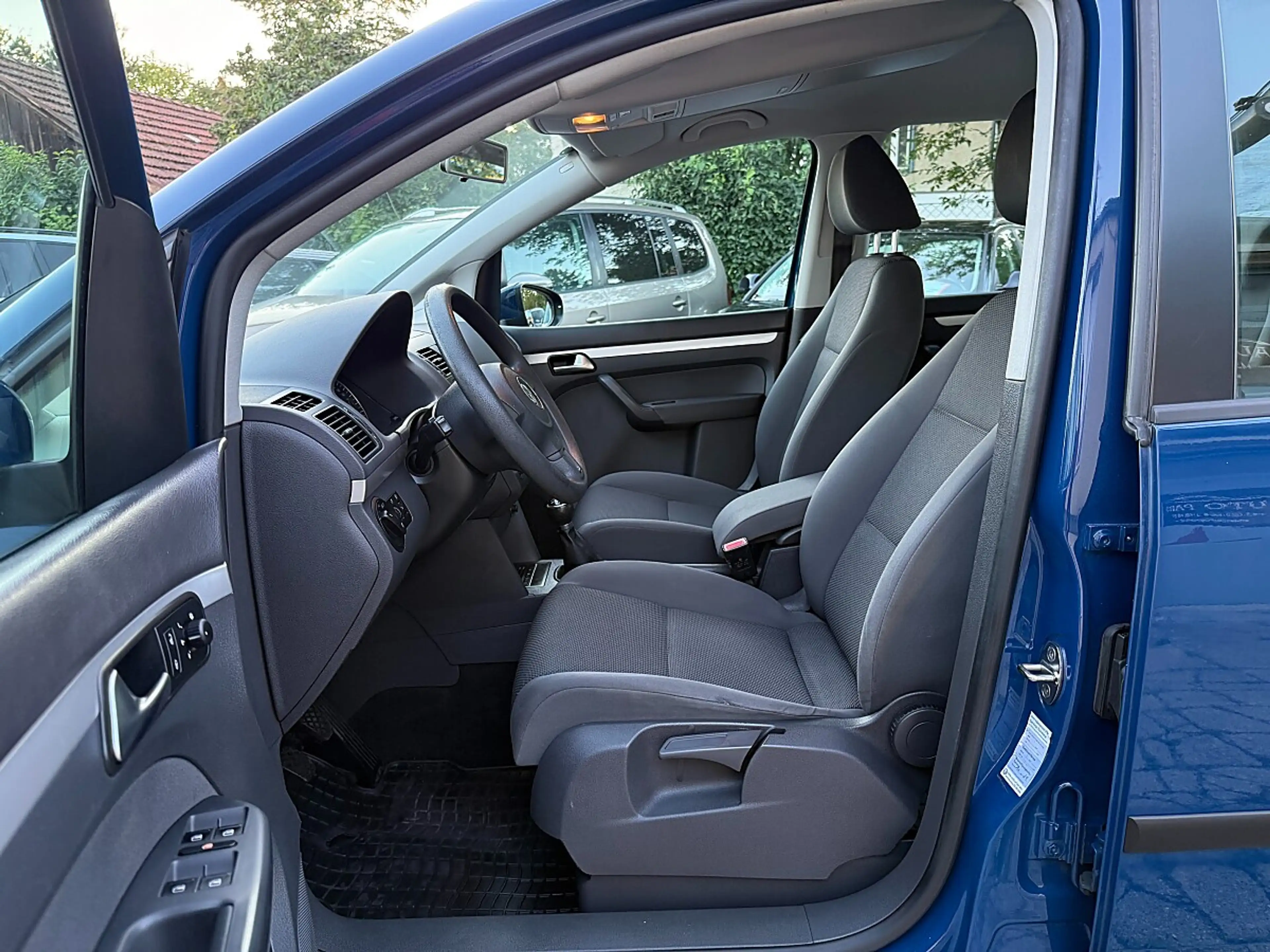 Volkswagen Touran 1,6 TDI-1.BESITZ-PARKLENKASSIST-1/3 ZINSFREI FI... — photo 10