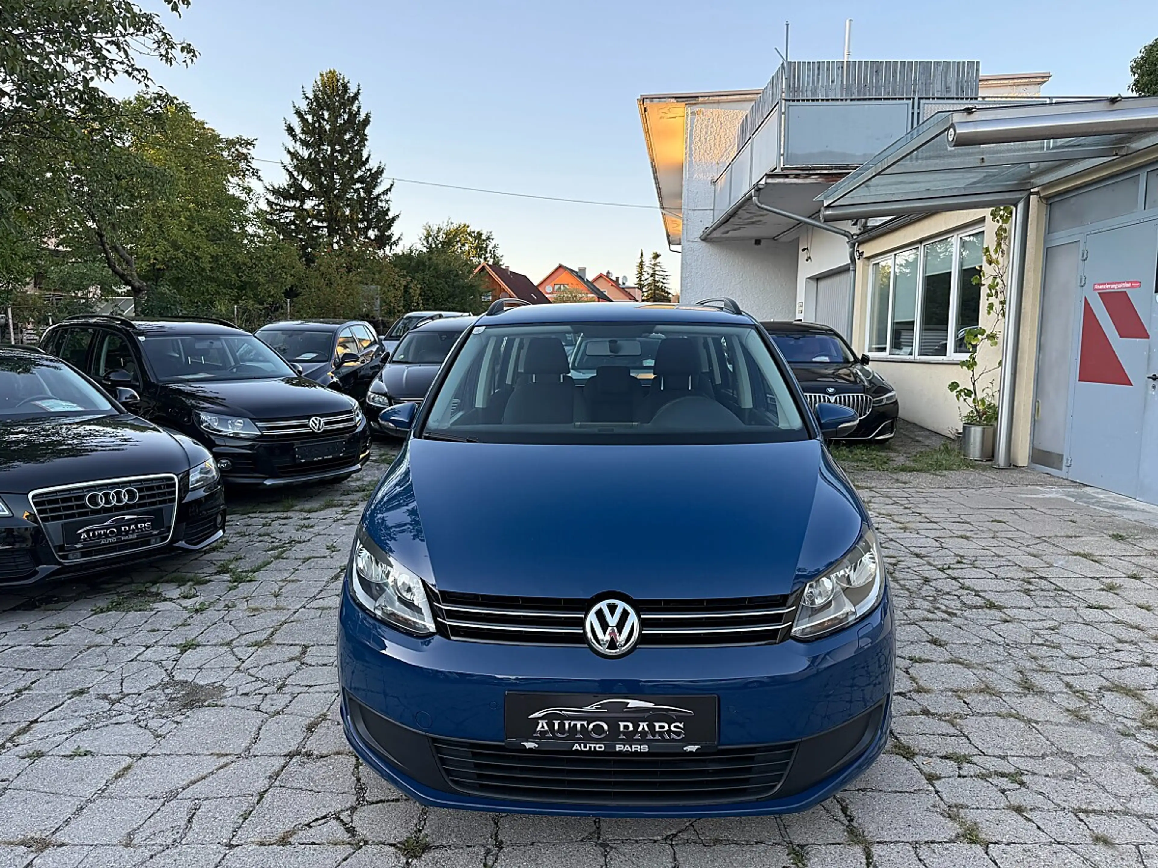 Volkswagen Touran 1,6 TDI-1.BESITZ-PARKLENKASSIST-1/3 ZINSFREI FI... — photo 2