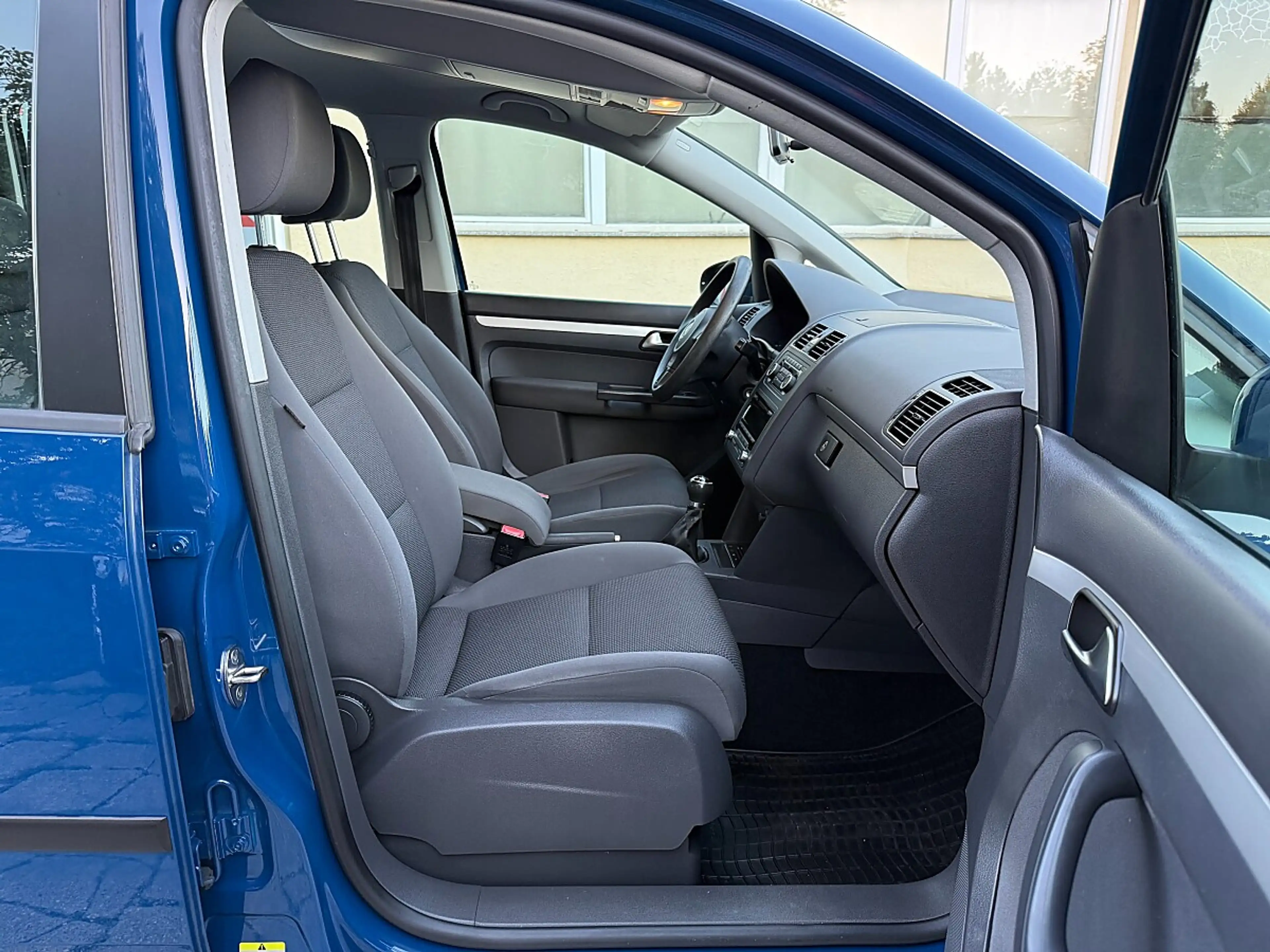 Volkswagen Touran 1,6 TDI-1.BESITZ-PARKLENKASSIST-1/3 ZINSFREI FI... — photo 12