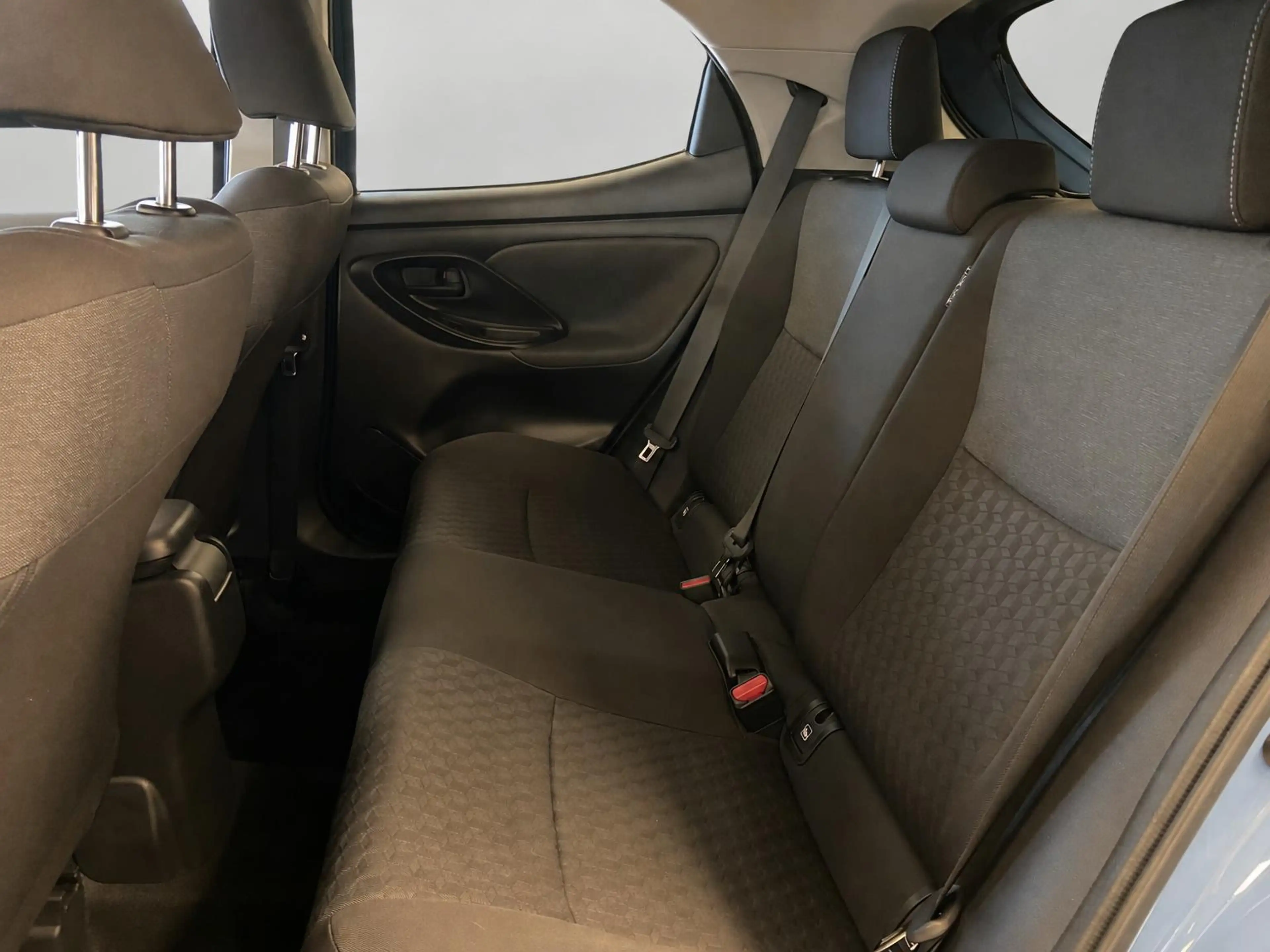 Toyota Yaris 1.5 HYBRIDE BI-TONE GARANTIE TOT 07-2031! . STOELV — photo 11