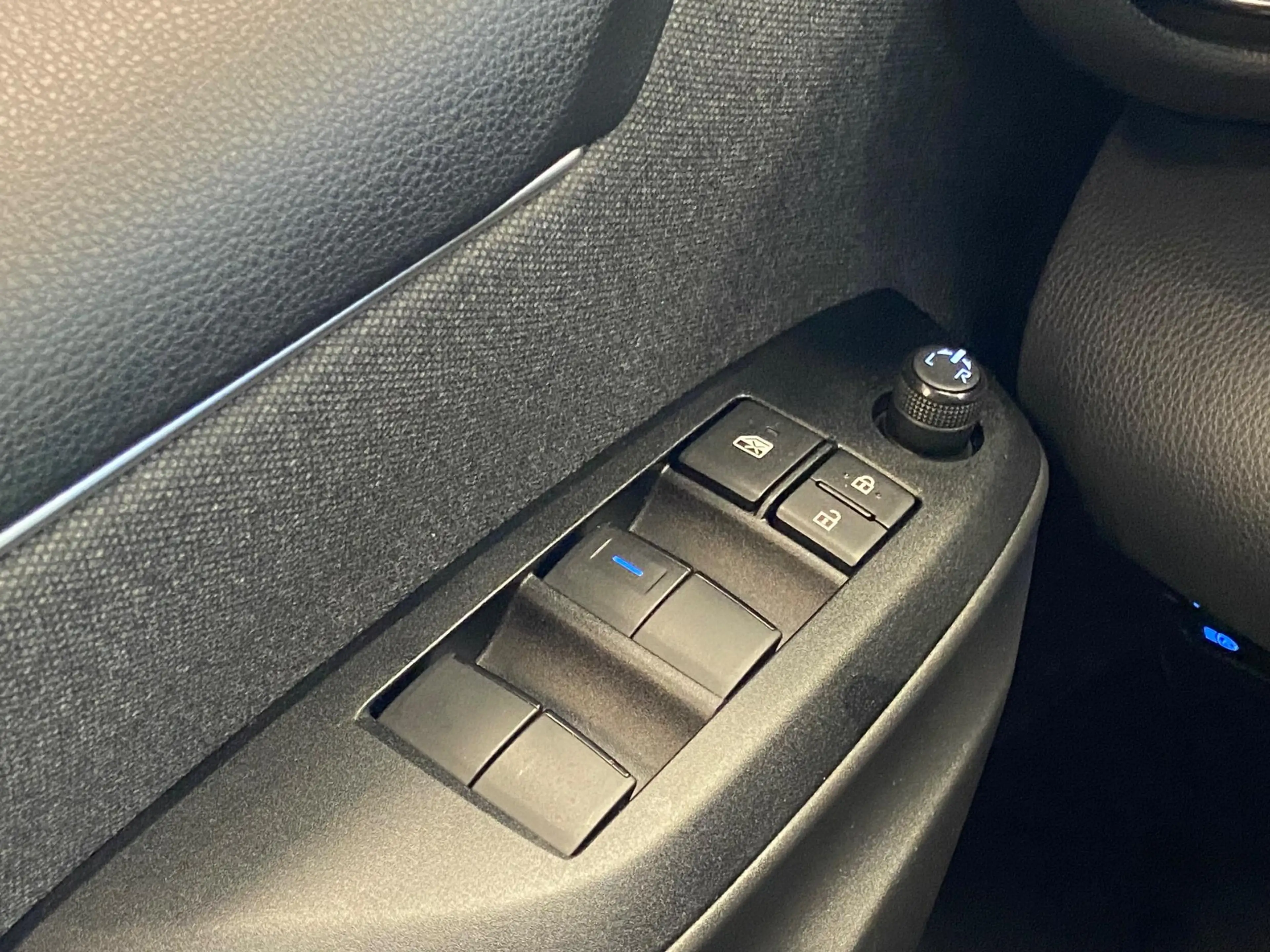 Toyota Yaris 1.5 HYBRIDE BI-TONE GARANTIE TOT 07-2031! . STOELV — photo 28