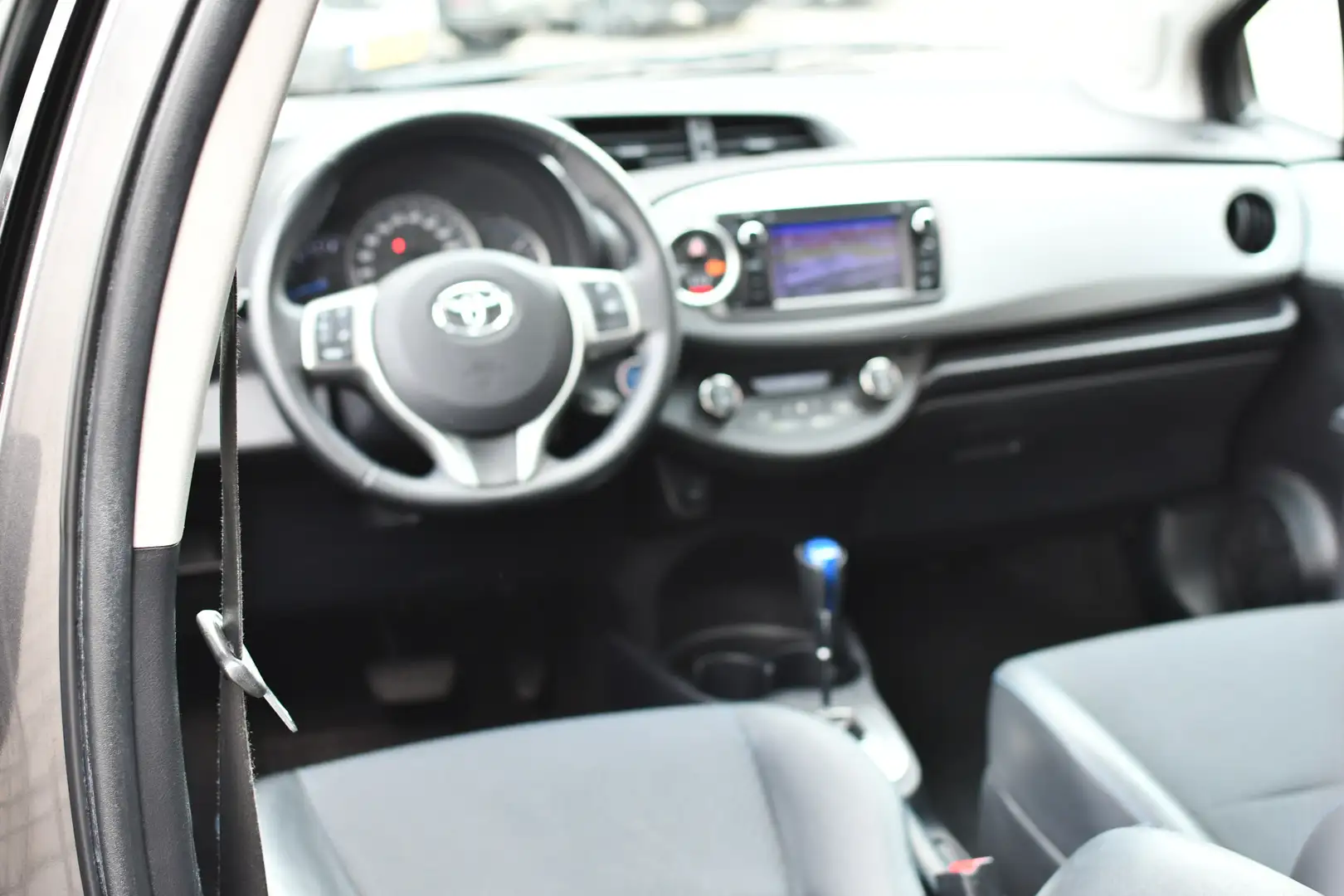 Toyota Yaris 1.5 Full Hybrid Dynamic Automaat 100pk | Panoramad Gris - 2
