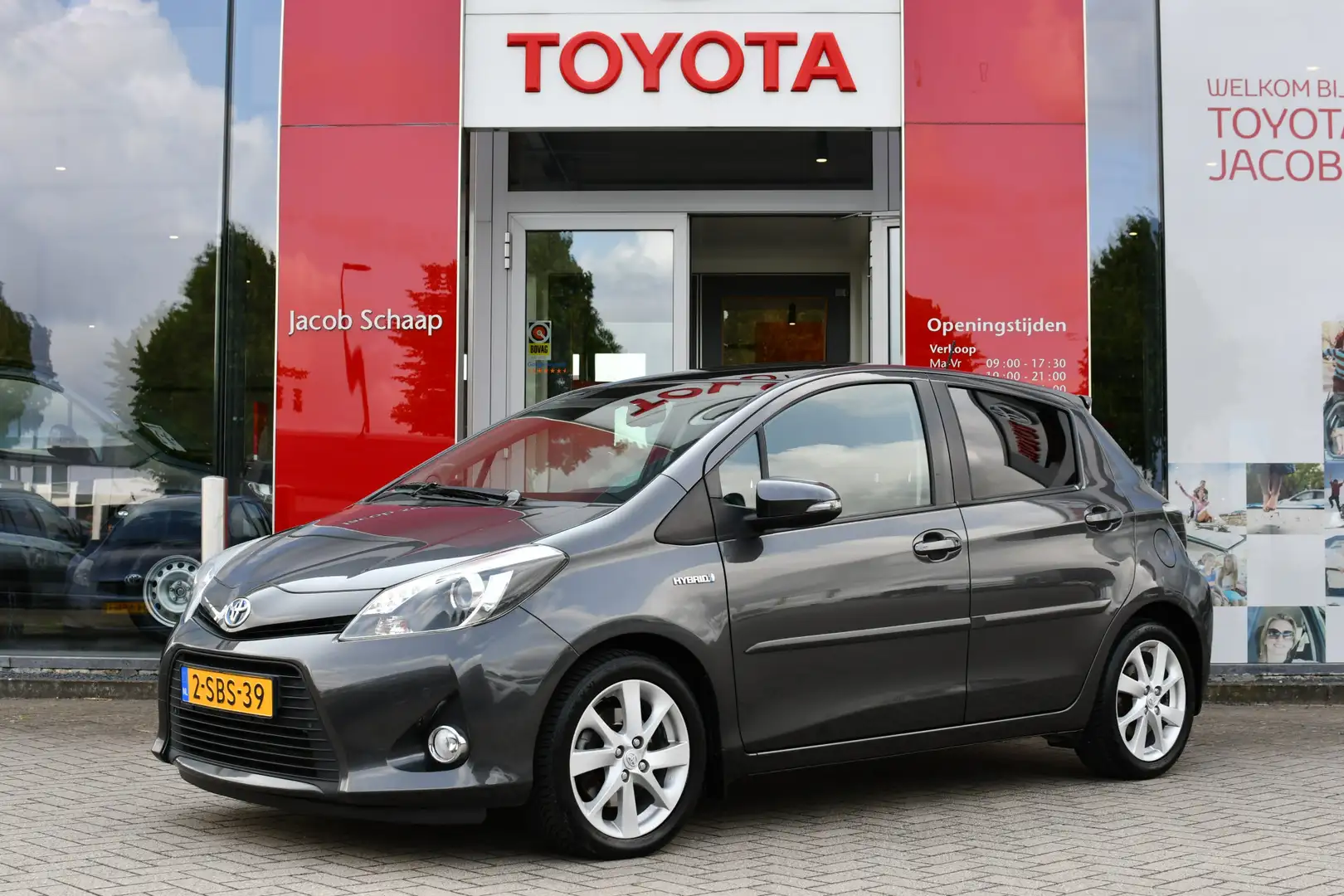 Toyota Yaris 1.5 Full Hybrid Dynamic Automaat 100pk | Panoramad Gris - 1