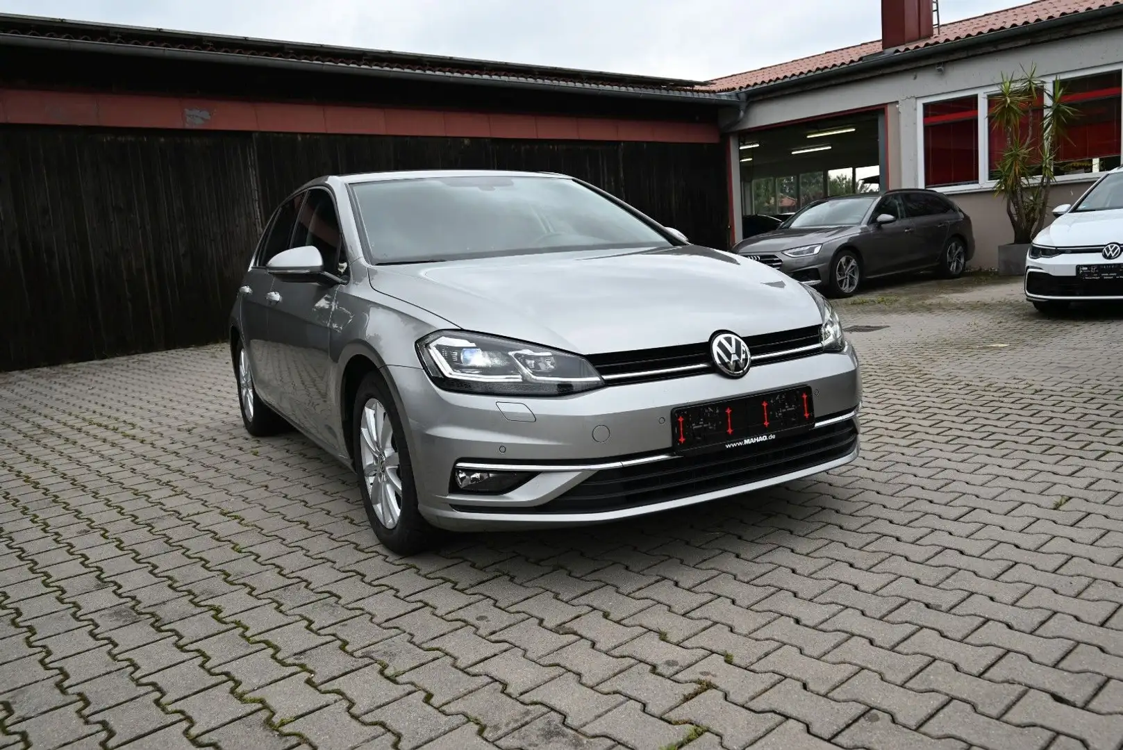 Volkswagen Golf VII Lim. Highline/R-Line/AHK/LED/Alcantara Silber - 2