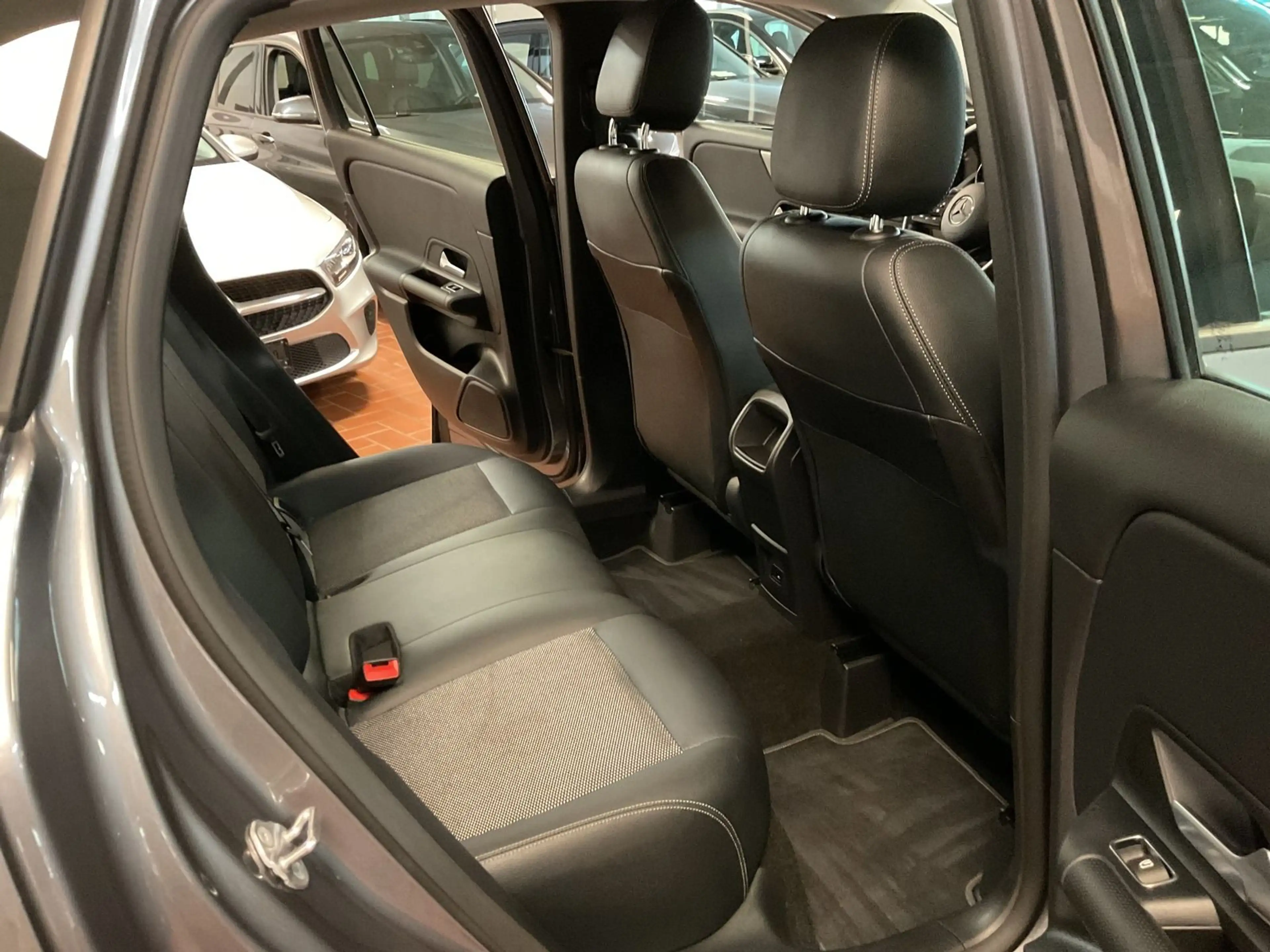 Mercedes-Benz GLA 180 Business Kamera,Navi,Sitzheizung — photo 10
