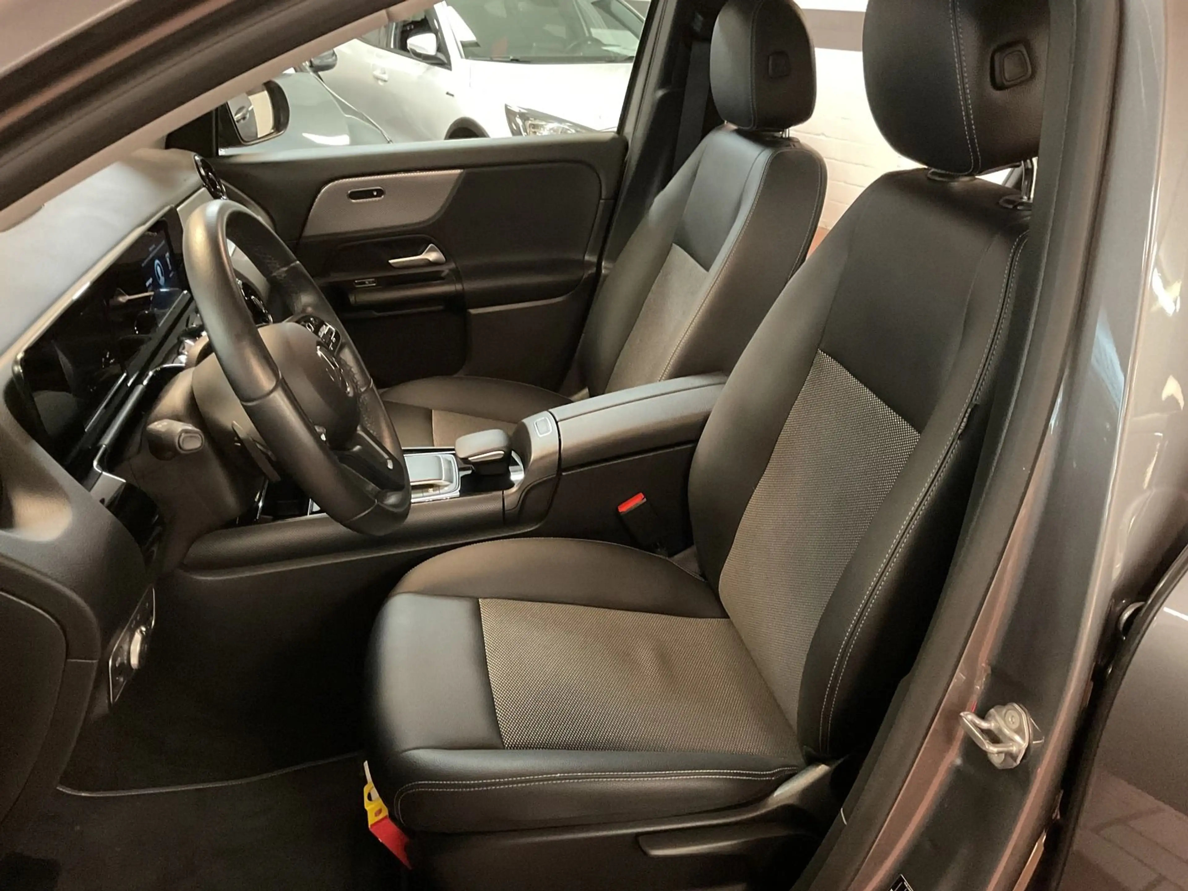 Mercedes-Benz GLA 180 Business Kamera,Navi,Sitzheizung — photo 14