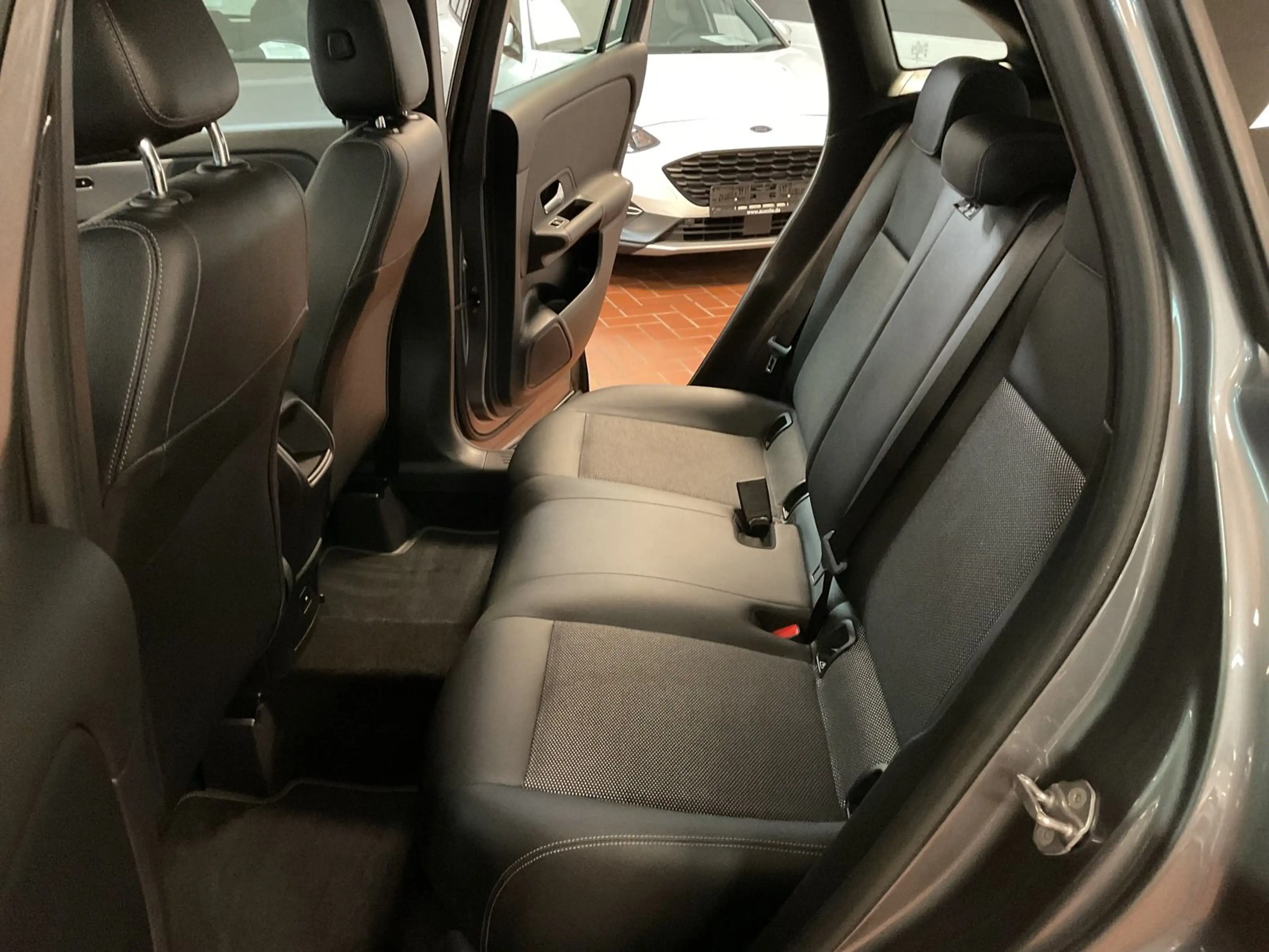 Mercedes-Benz GLA 180 Business Kamera,Navi,Sitzheizung — photo 11
