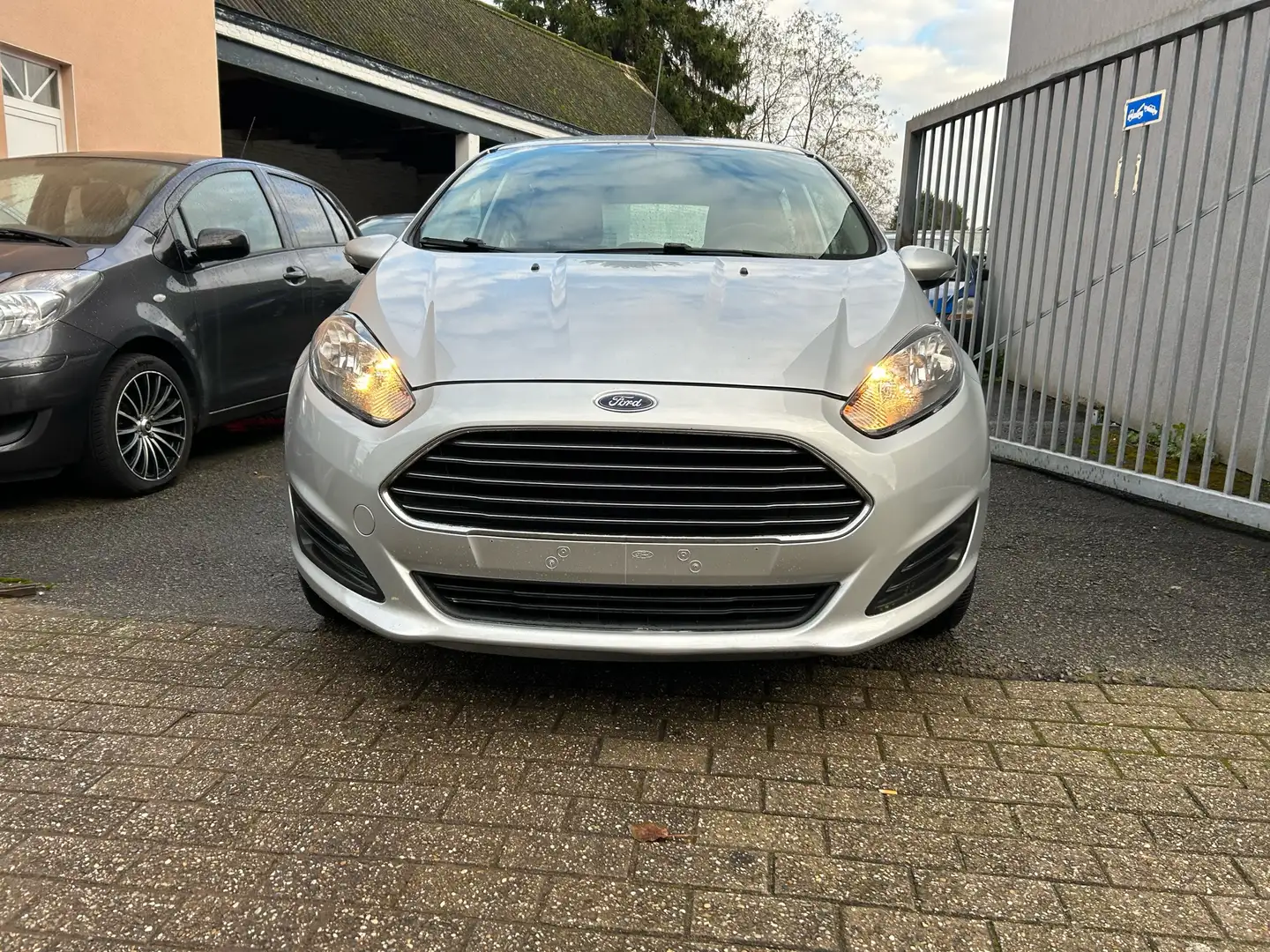 Ford Fiesta 1.4i Trend 12 mois de garantie Grijs - 2